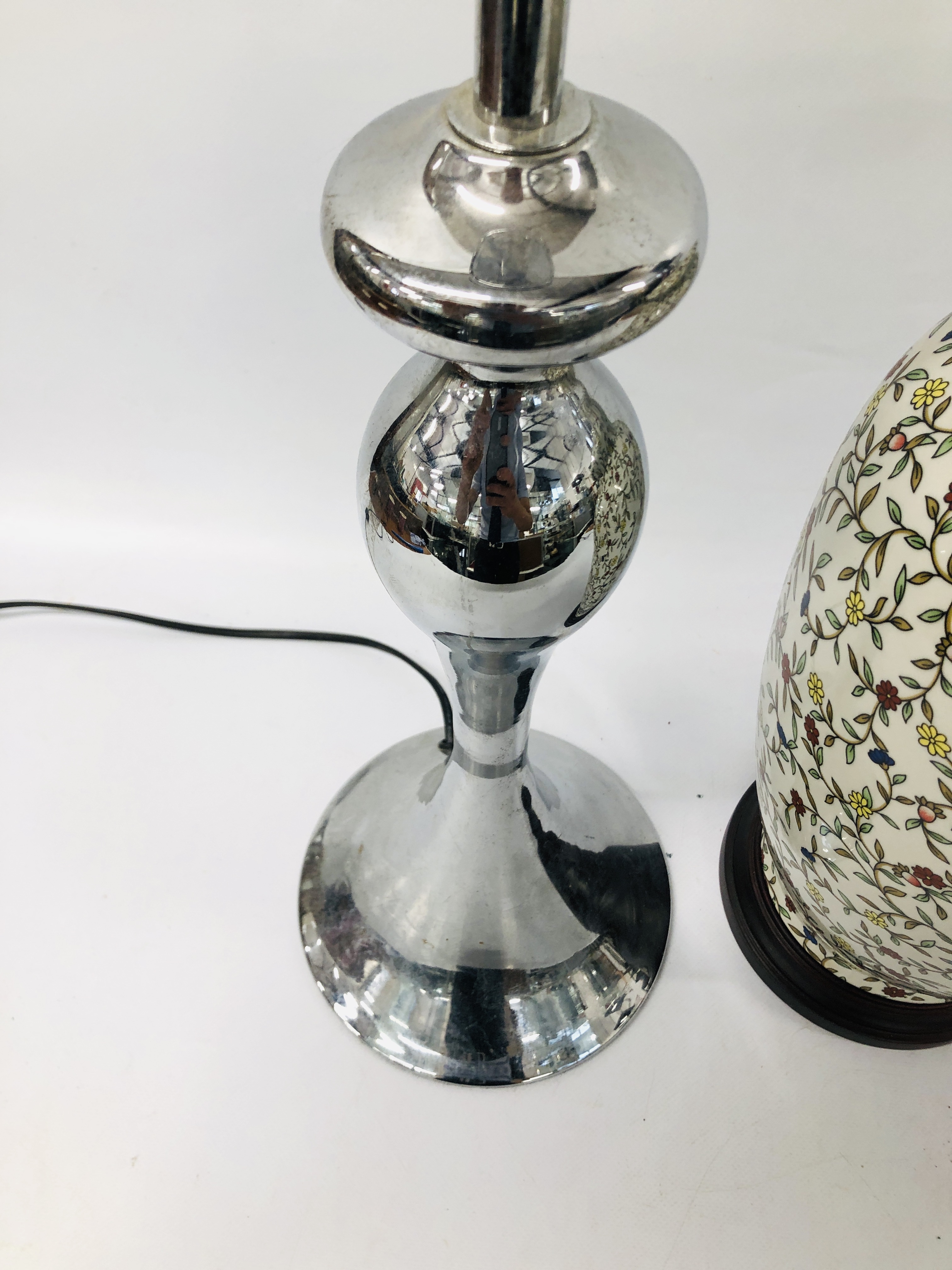 2 MODERN DESK LAMPS TO INCLUDE CHROME FINISH AND FLORAL PATTERNED ALONG WITH 2 WATERCOLOURS FRAMED - Image 4 of 5