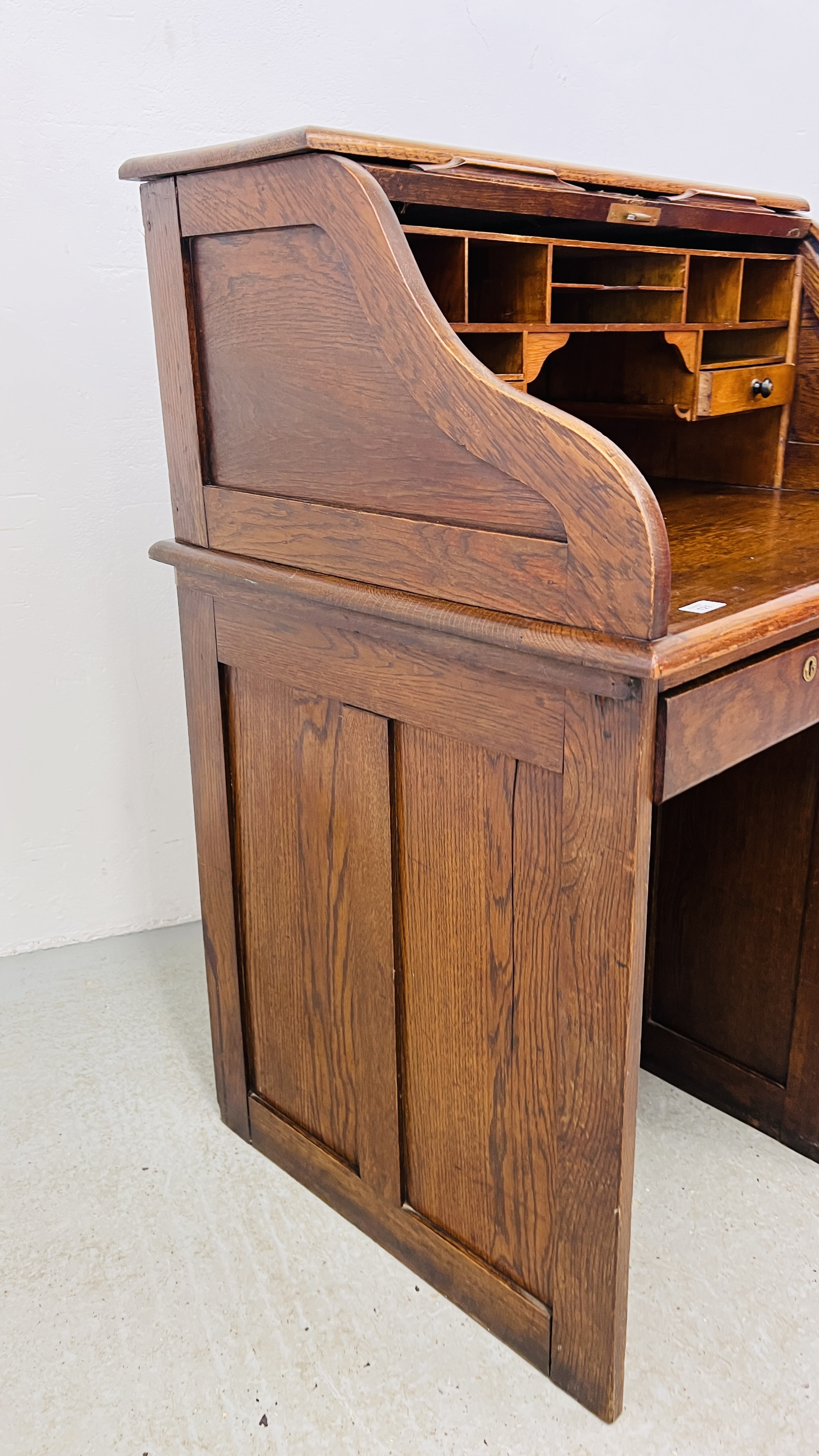 AN OAK FOUR DRAWER SINGLE PEDESTAL ROLL TOP DESK WITH FITTED INTERIOR W 84CM, D 65CM, H 113CM. - Image 7 of 9