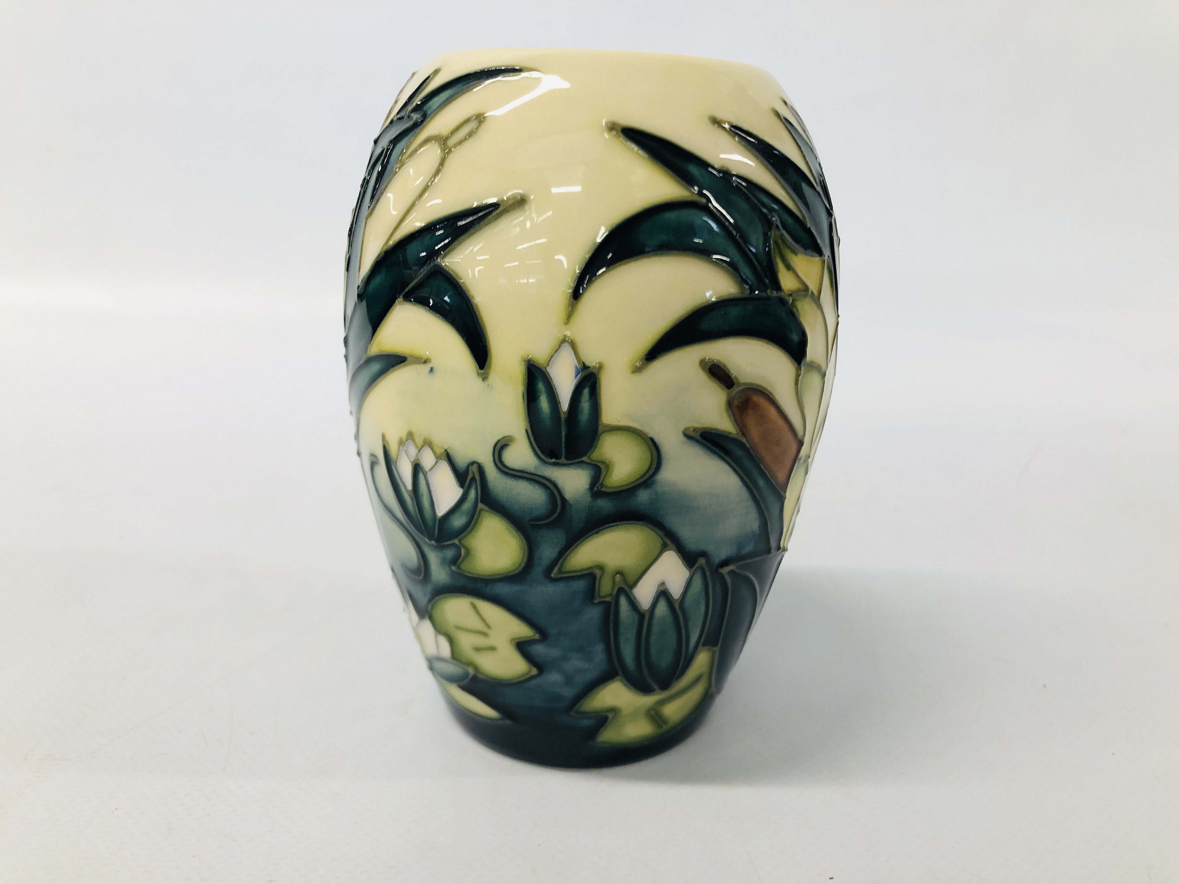 A MOORCROFT VASE, LAMIA PATTERN DATED 95 BEARING MAKERS INITIALS JH AND ST (HEIGHT 14CM. - Image 6 of 9