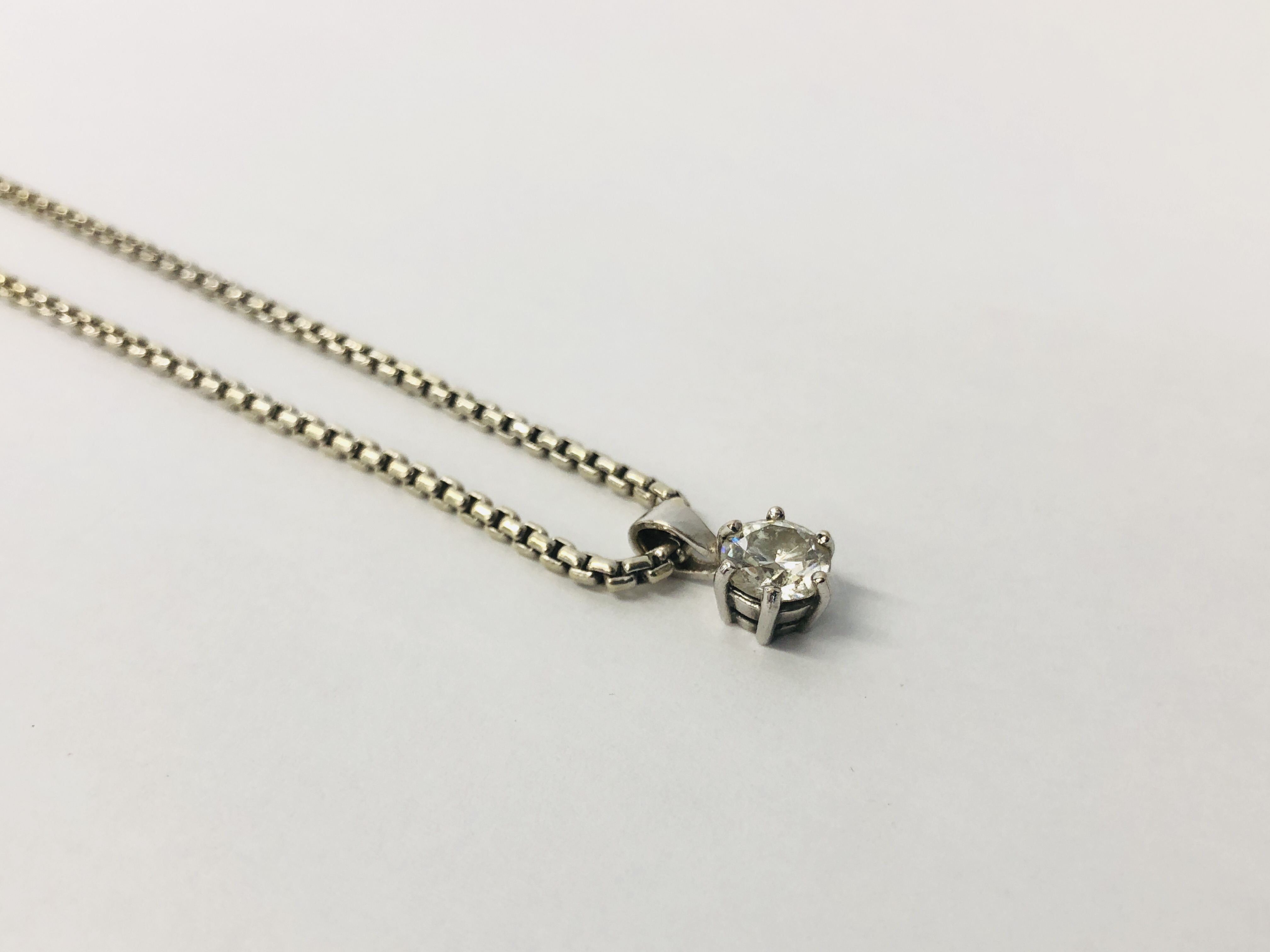 A 9CT WHITE GOLD BOX LINK NECKLACE WITH SOLITAIRE DIAMOND PENDANT ATTACHED (APPROX DIAMETER 5. - Image 2 of 8