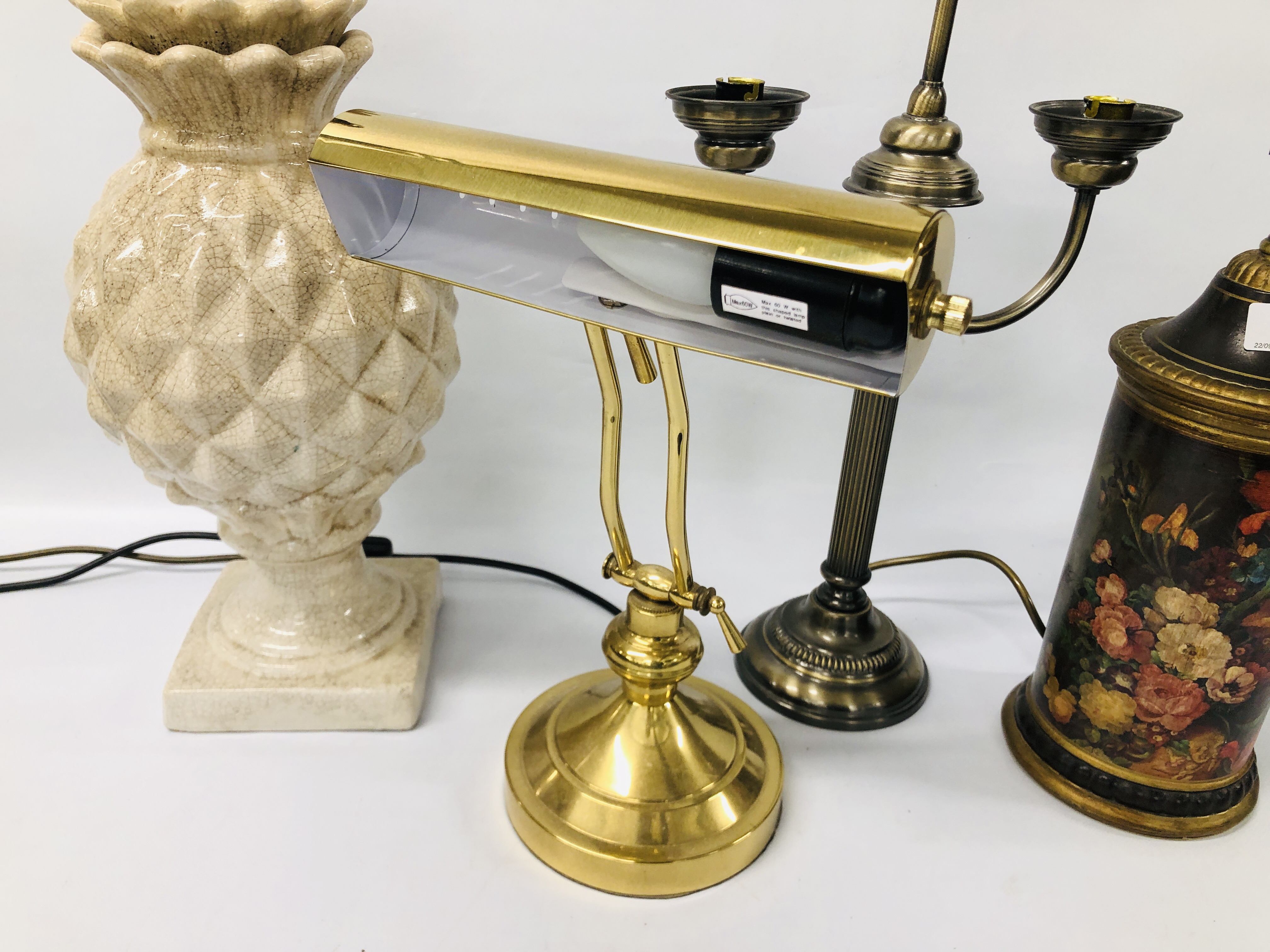 FOUR VARIOUS LAMPS TO INCLUDE A BRASS DESK LAMP, - Image 2 of 5