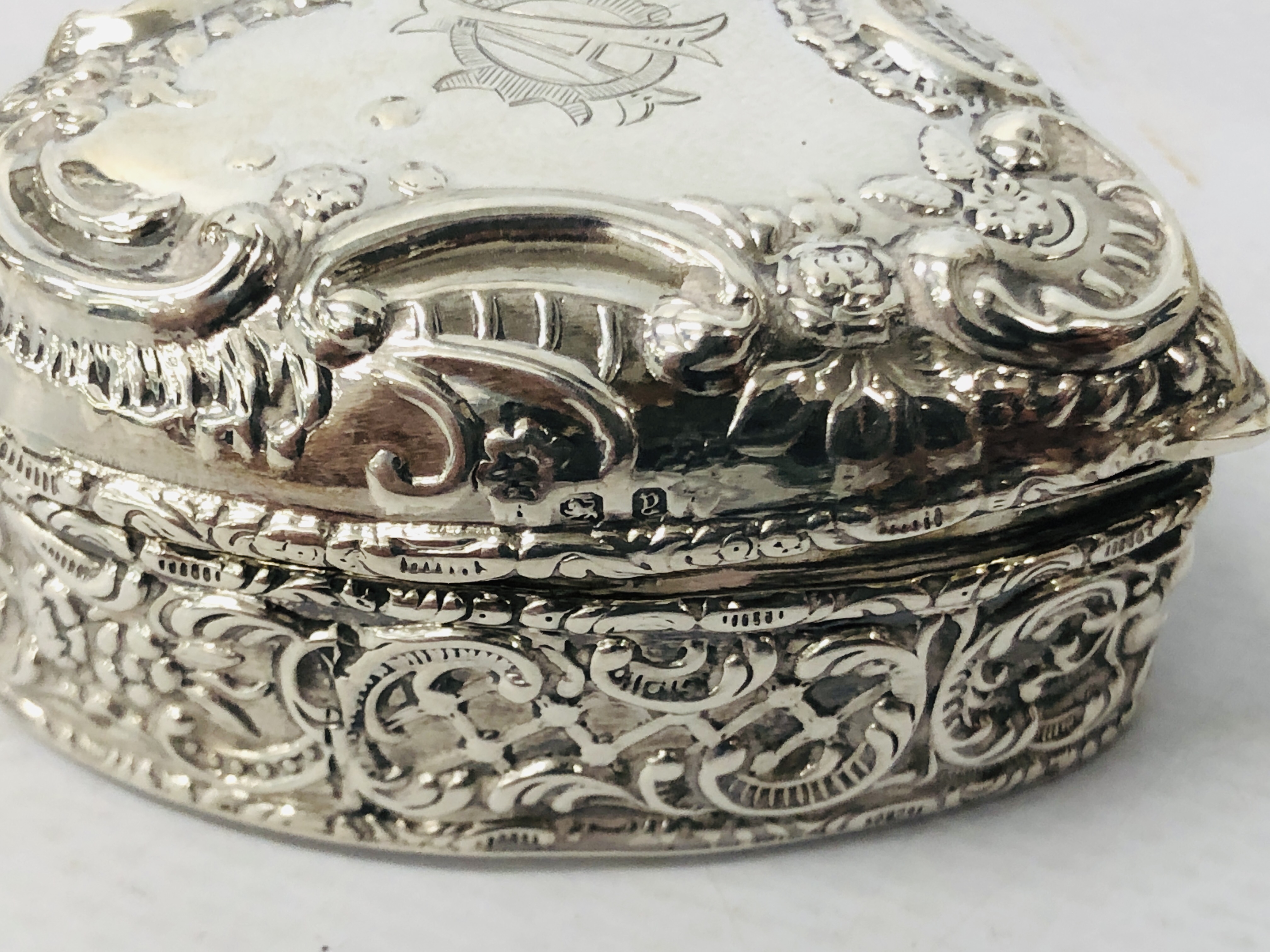 A COLLECTION OF SILVER TOPPED DRESSING TABLE ITEMS TO INCLUDE HEART SHAPED TRINKET, PIN POTS, - Image 12 of 13