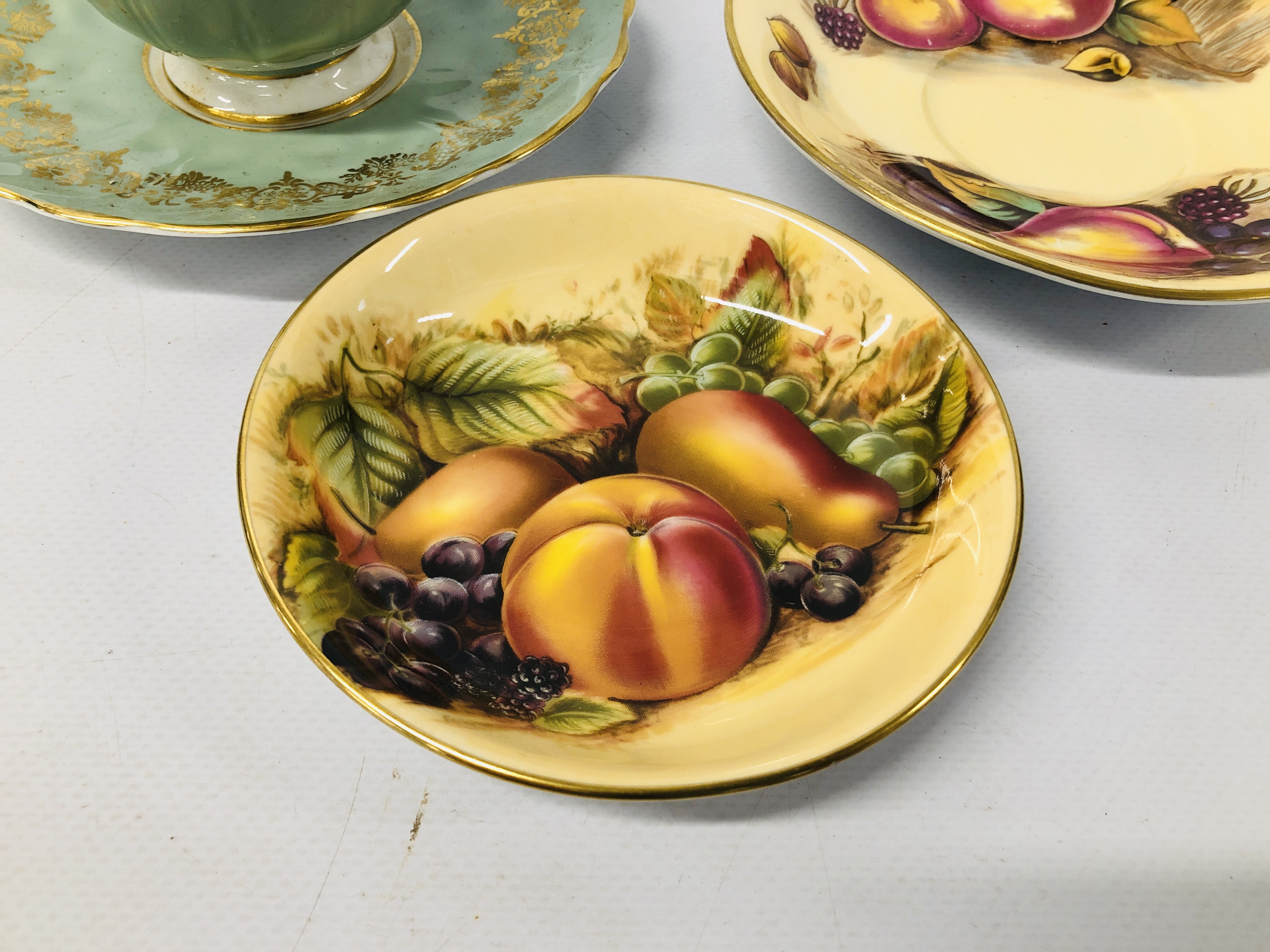 TWO AYNSLEY CUPS AND SAUCERS ONE IN THE ORCHARD DESIGN ALONG WITH AN AYNSLEY ORCHARD GOLD PIN DISH - Image 2 of 11