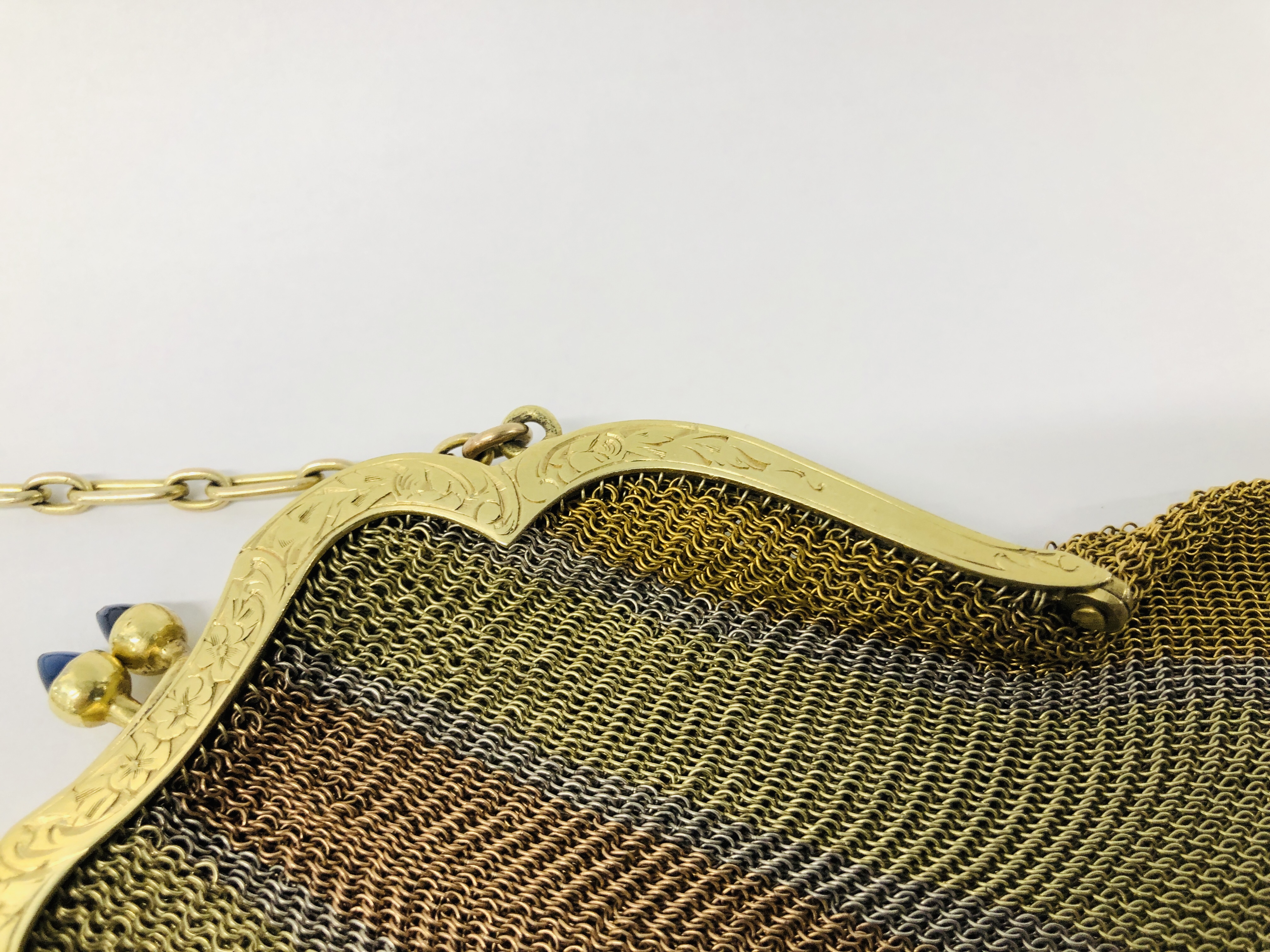 VINTAGE CHAIN MAIL PURSES YELLOW METAL TRI-COLOURED DESIGN (INDISTINCT MARKS). - Image 4 of 10
