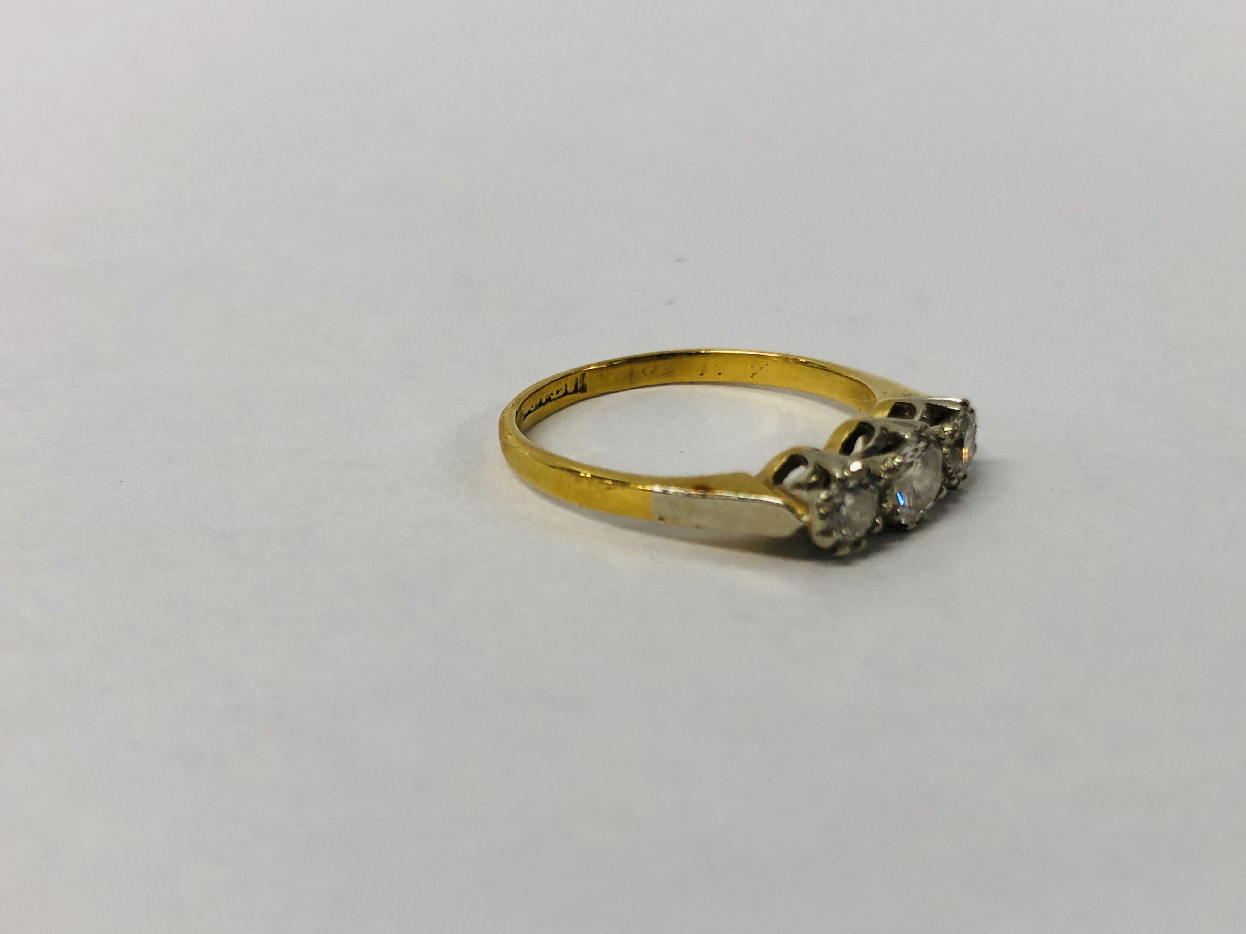 AN 18CT GOLD THREE STONE DIAMOND RING. - Image 6 of 10