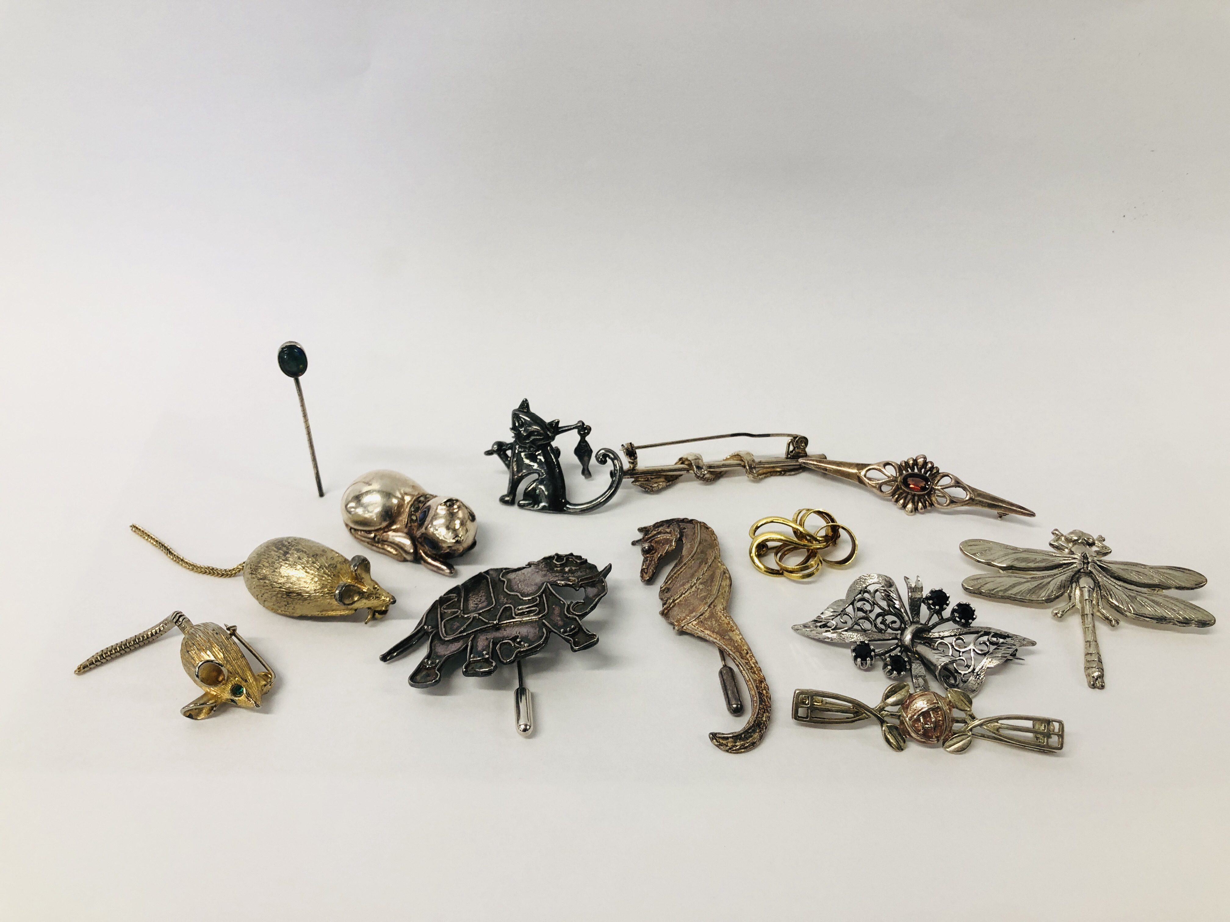 COLLECTION OF ASSORTED WHITE METAL AND SILVER BROOCHES AND TIE PINS TO INCLUDE MANY STUDIO HAND