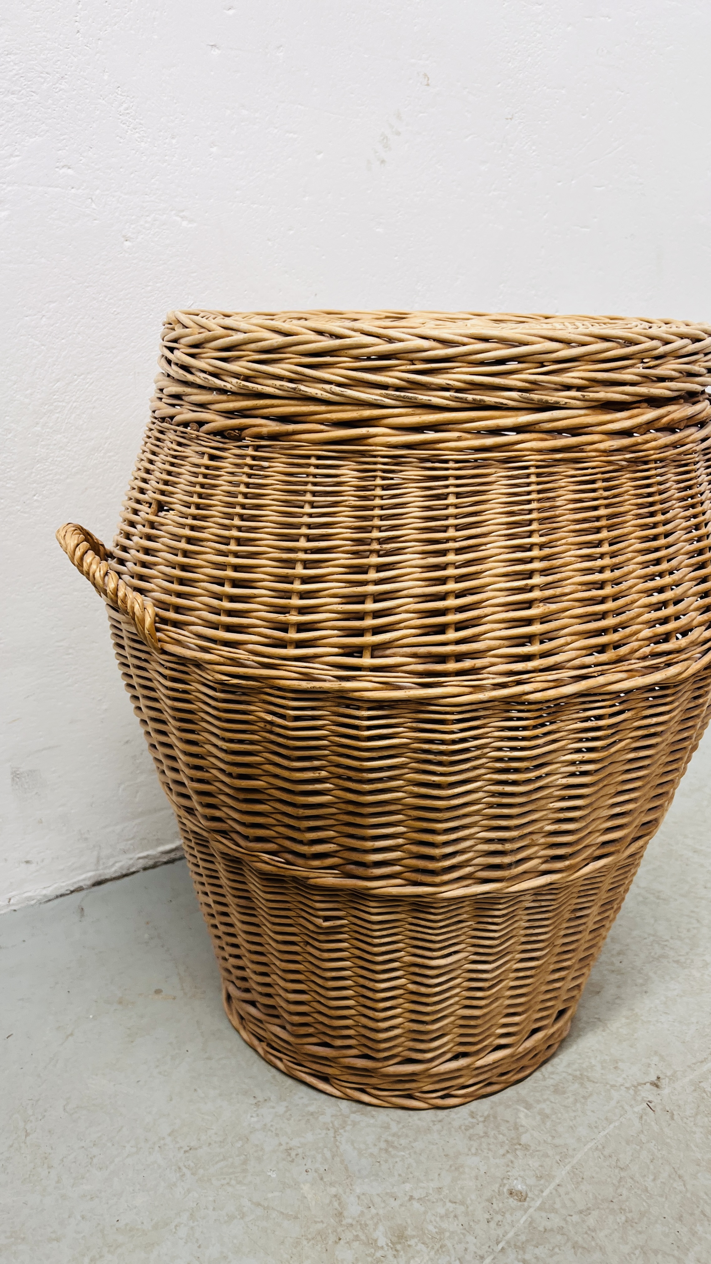 A WICKER LAUNDRY BASKET WITH LID, HEIGHT 60CM. - Image 4 of 5