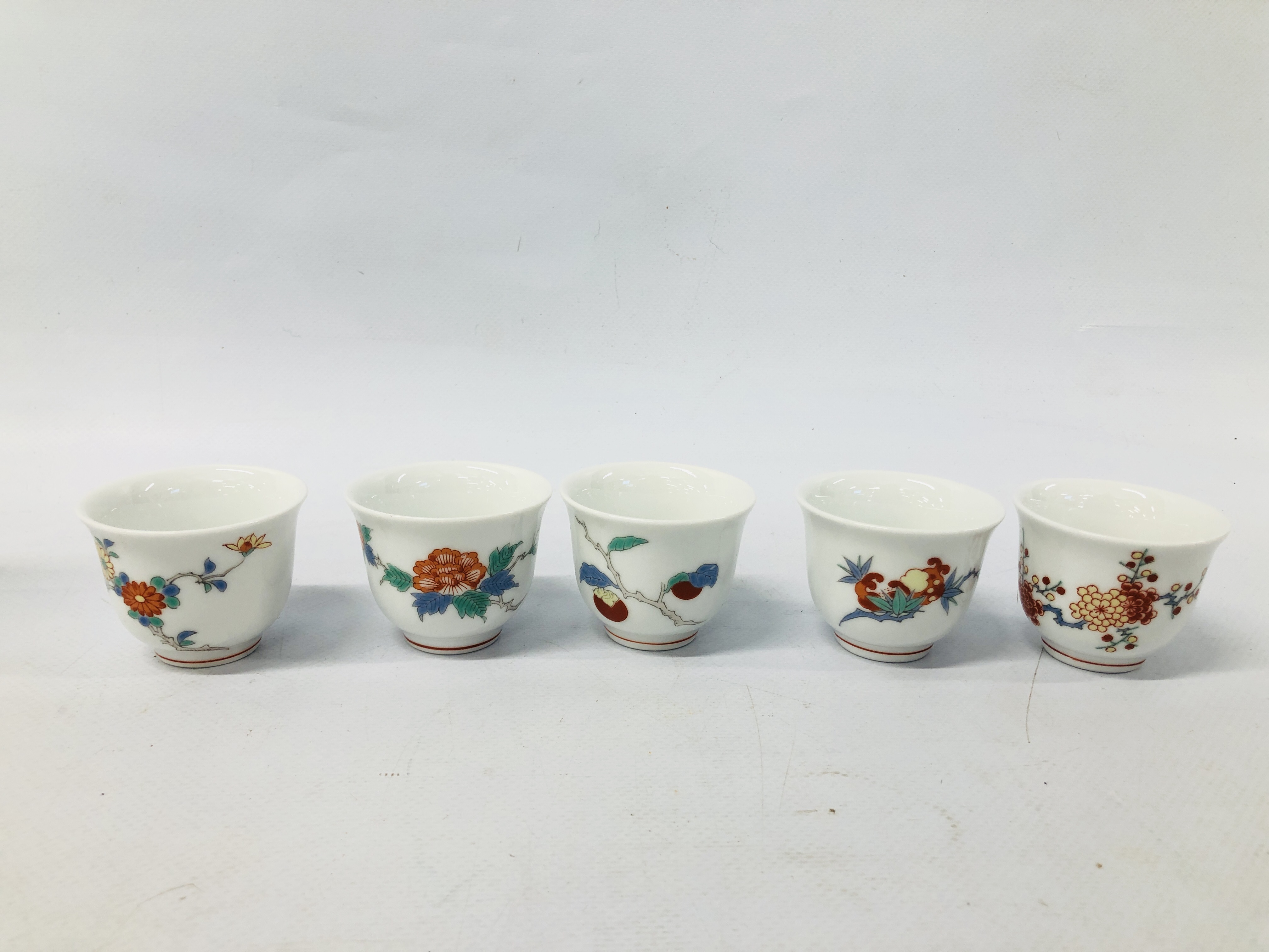 FINE 20TH CENTURY JAPANESE KAKIEMON SAKE SET COMPRISING TWO FLASKS AND FIVE CUPS IN ORIGINAL BOX. - Image 5 of 6