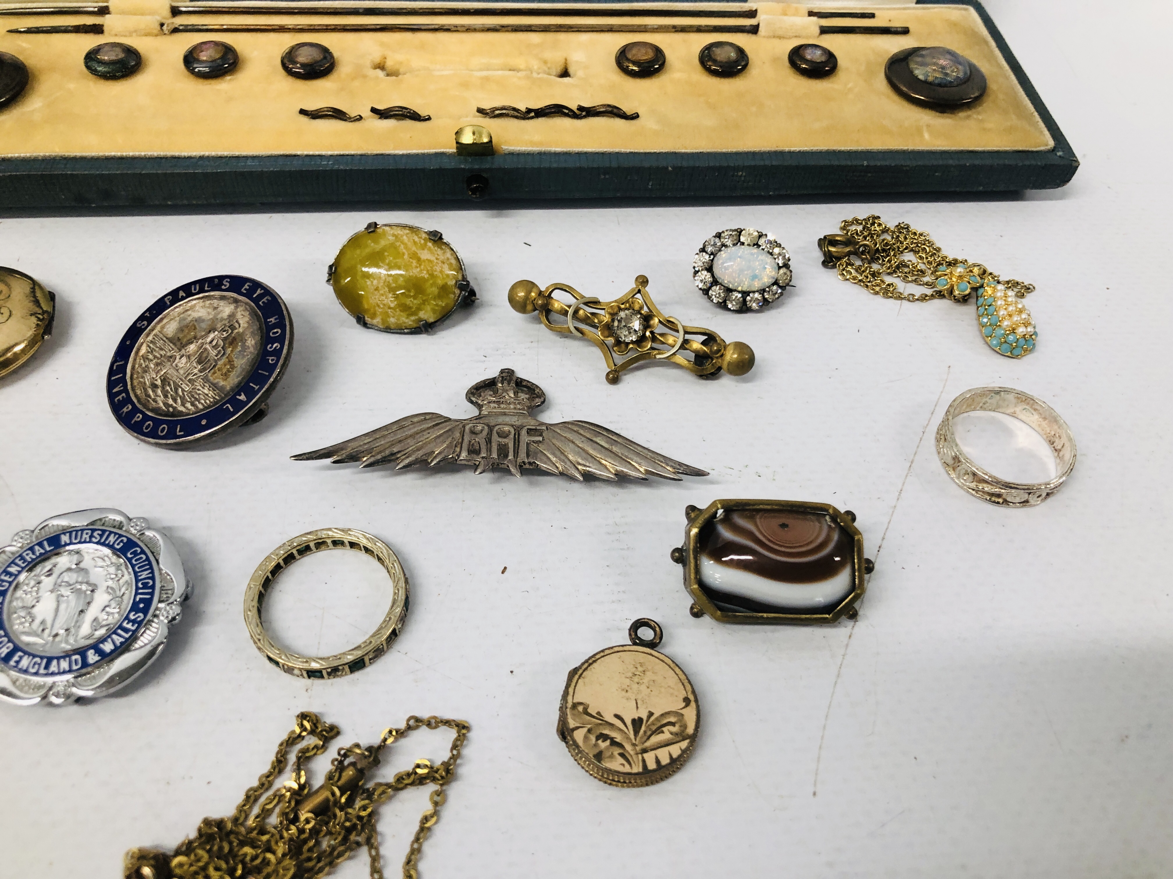 A JEWELLERY BOX CONTAINING ASSORTED PIN BADGES AND BROOCHES TO INCLUDE RAF WINGS, SILVER BADGES, - Image 4 of 6