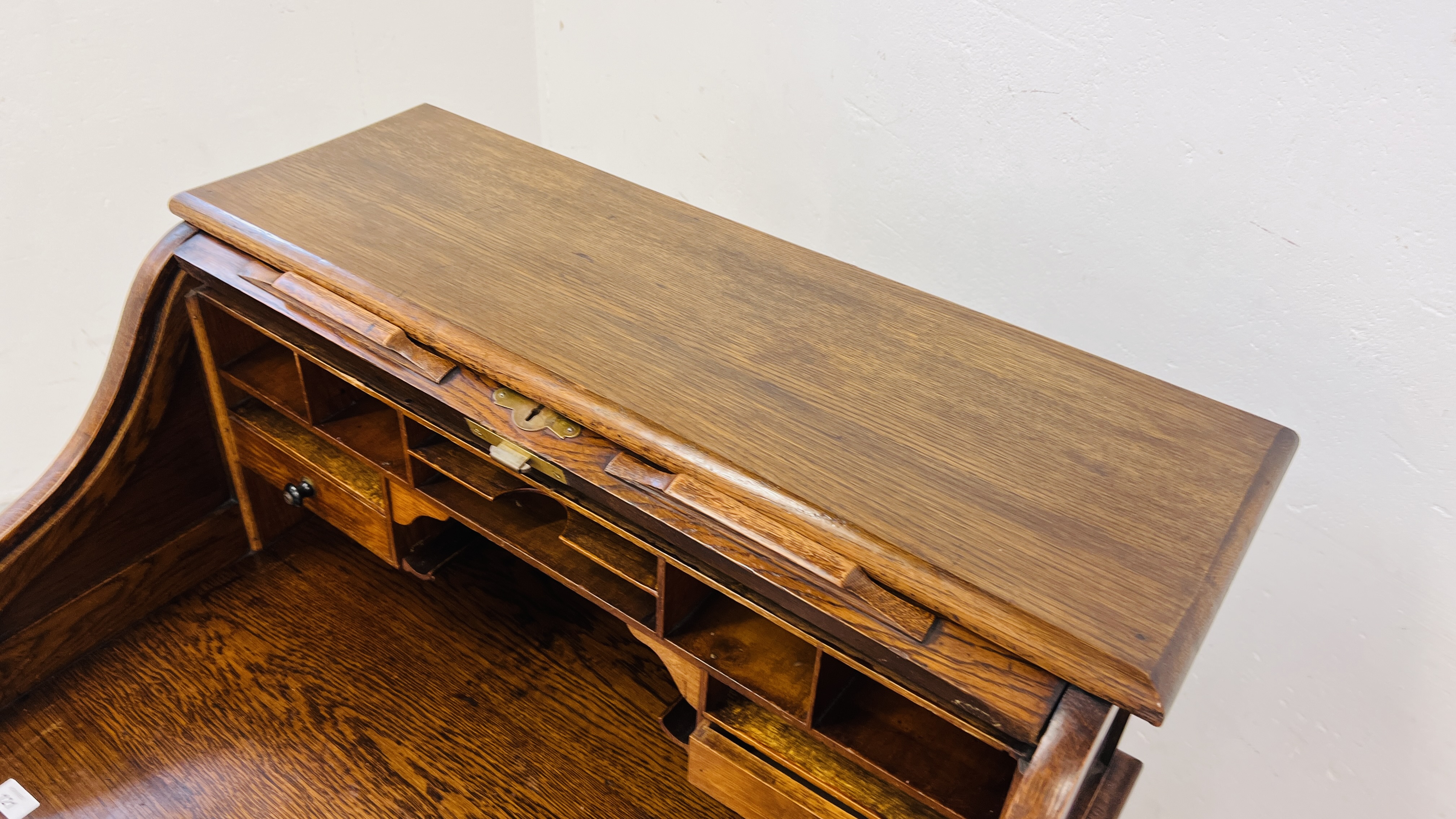 AN OAK FOUR DRAWER SINGLE PEDESTAL ROLL TOP DESK WITH FITTED INTERIOR W 84CM, D 65CM, H 113CM. - Image 4 of 9