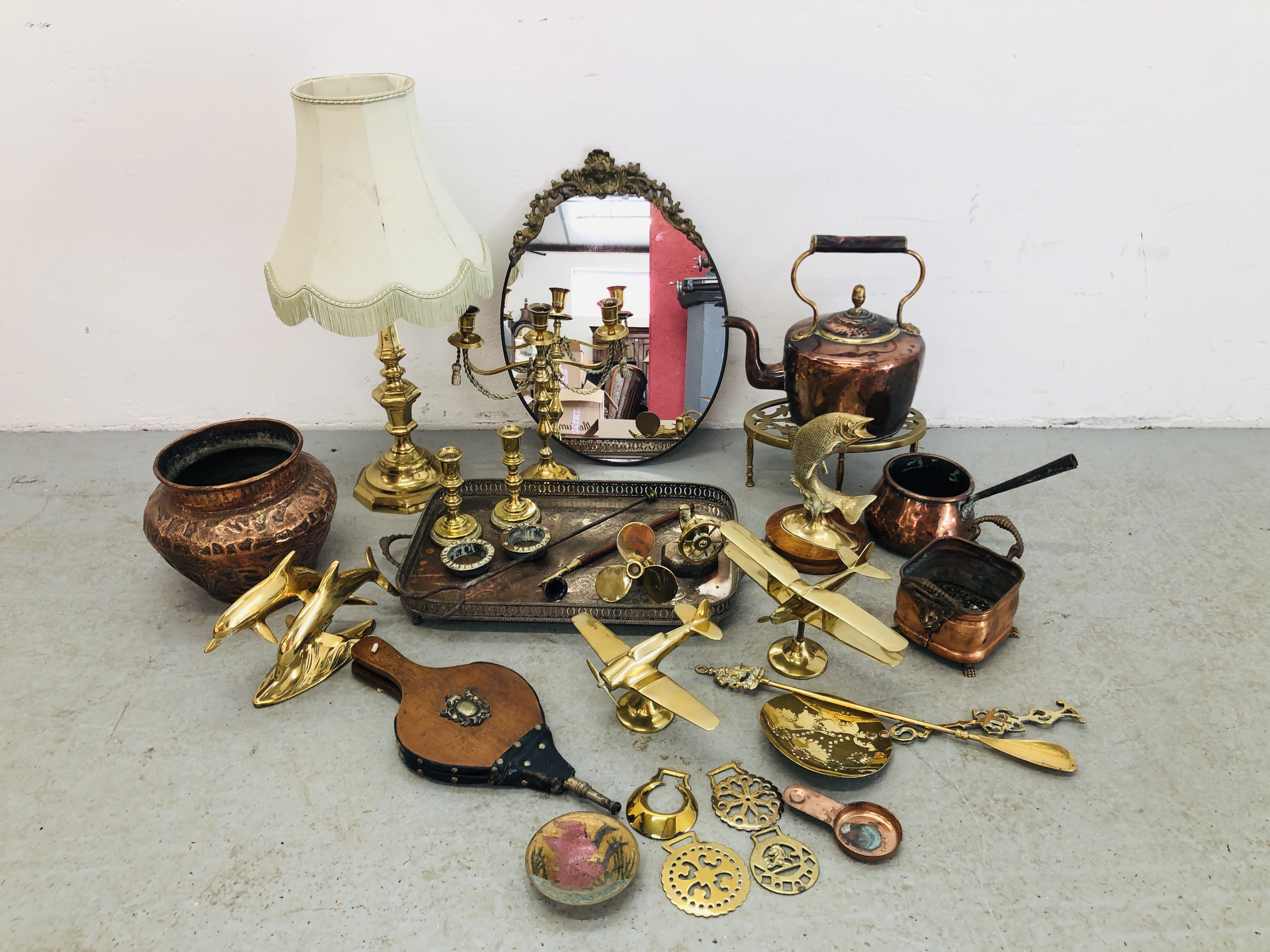 QUANTITY OF MIXED METAL WARE TO INCLUDE BRASS AND COPPER TRIVET, CANDELABRA, DOLPHINS, PLANE, FISH,