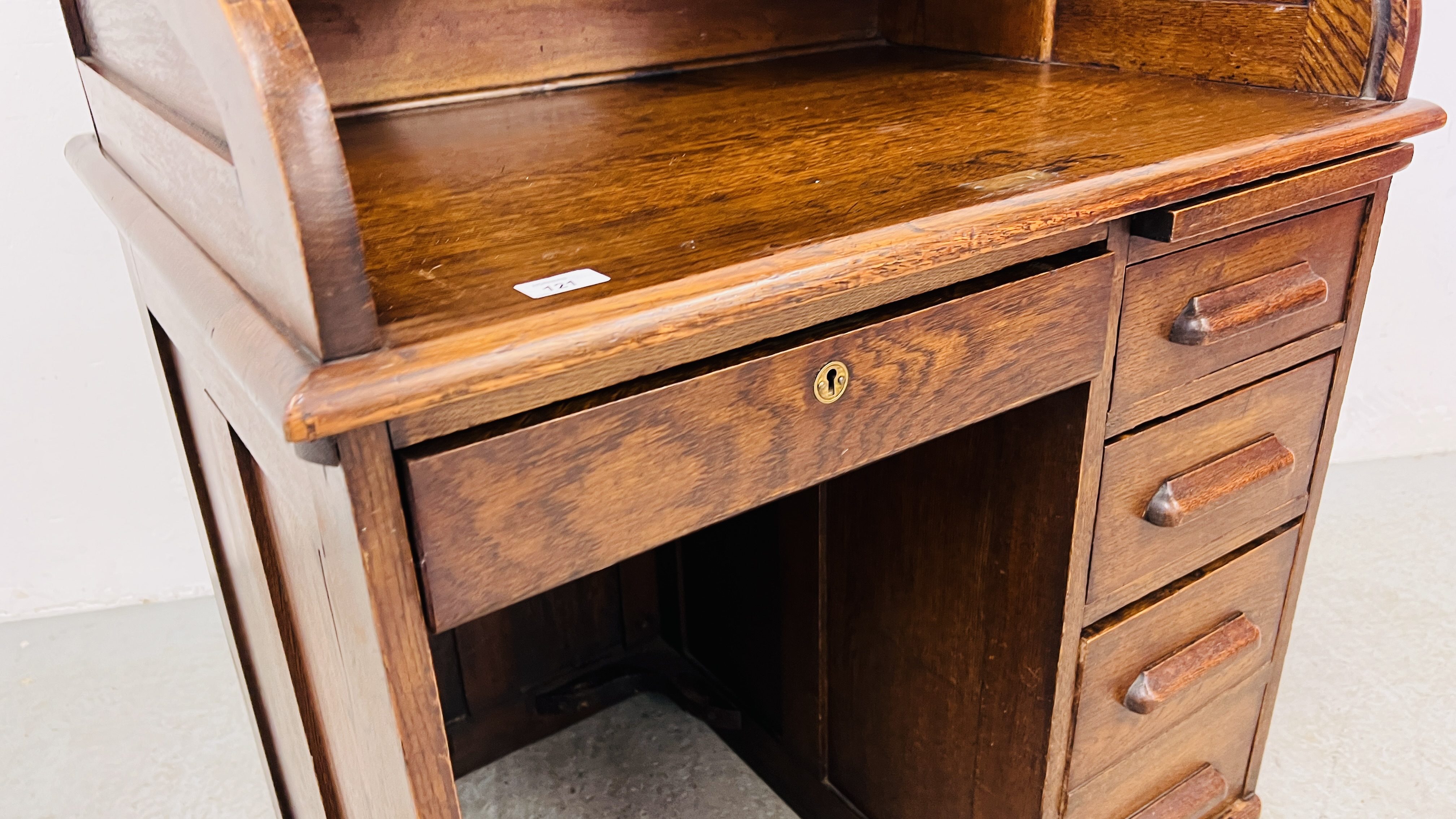 AN OAK FOUR DRAWER SINGLE PEDESTAL ROLL TOP DESK WITH FITTED INTERIOR W 84CM, D 65CM, H 113CM. - Image 8 of 9