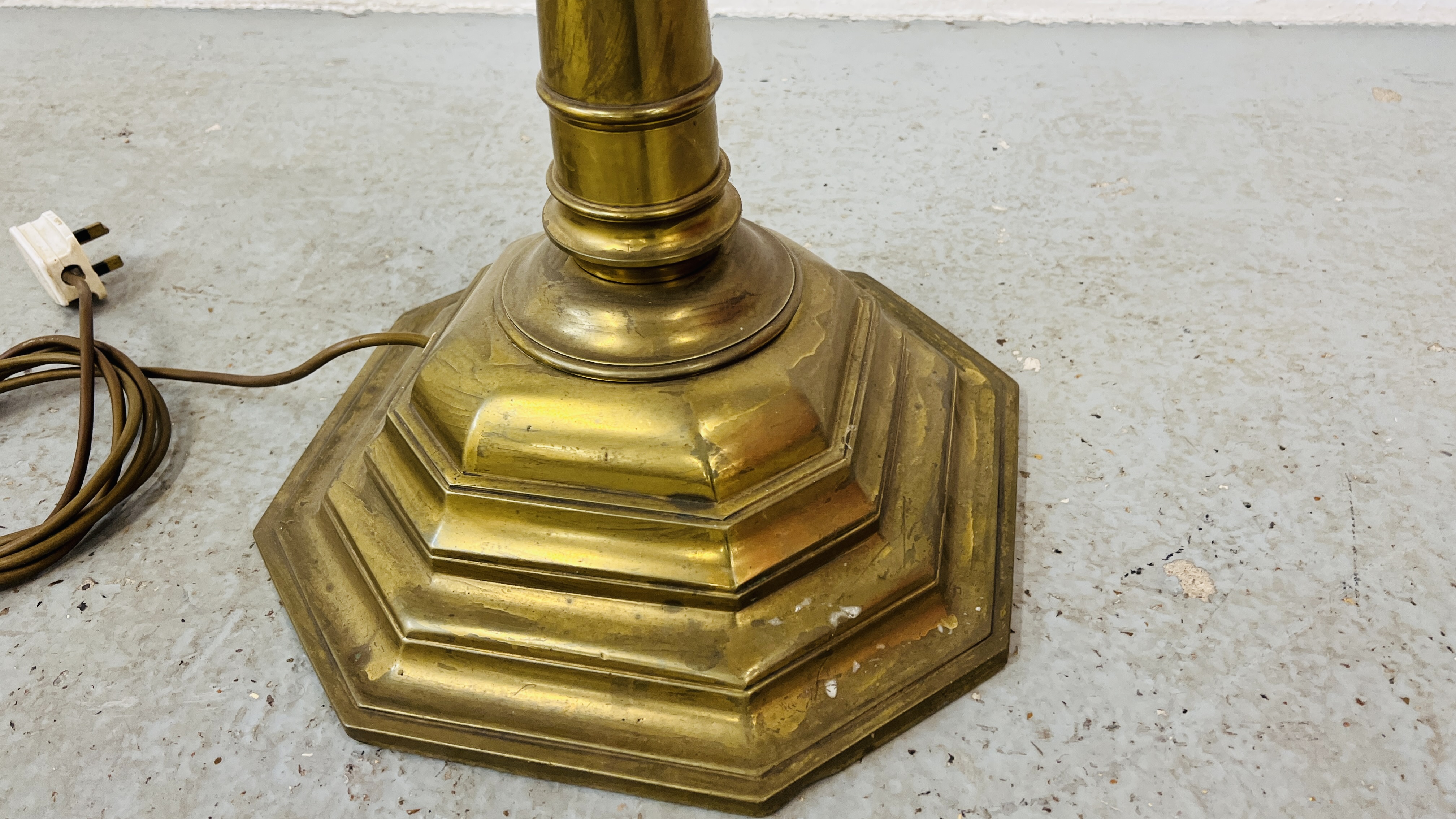 A HEAVY BRASS STANDARD LAMP WITH SHADE - SOLD AS SEEN. - Image 3 of 5