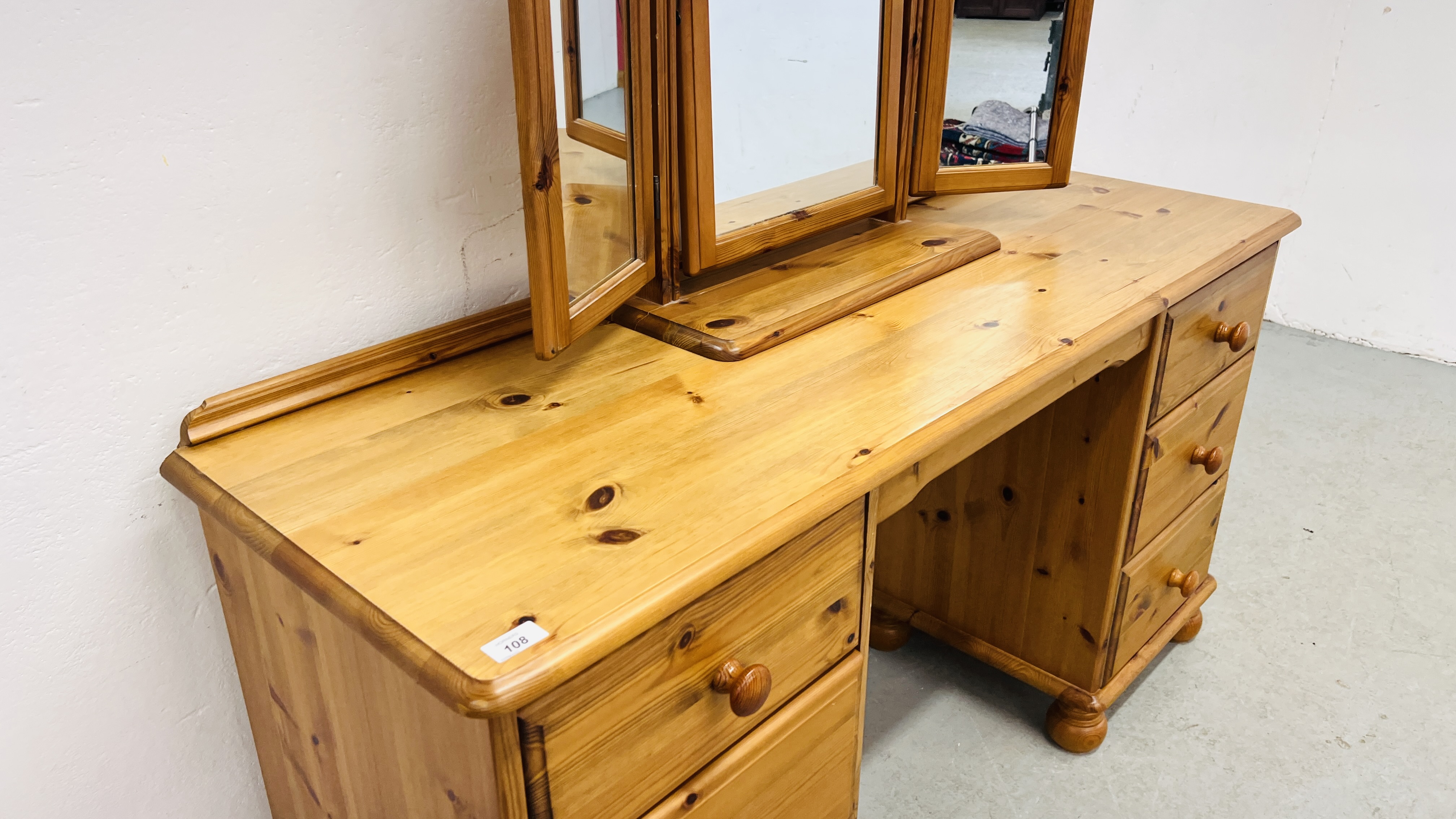 A GOOD QUALITY HONEY PINE SIX DRAWER DRESSING TABLE WITH TRIPLE DRESSING MIRROR WIDTH 143CM. - Image 4 of 8