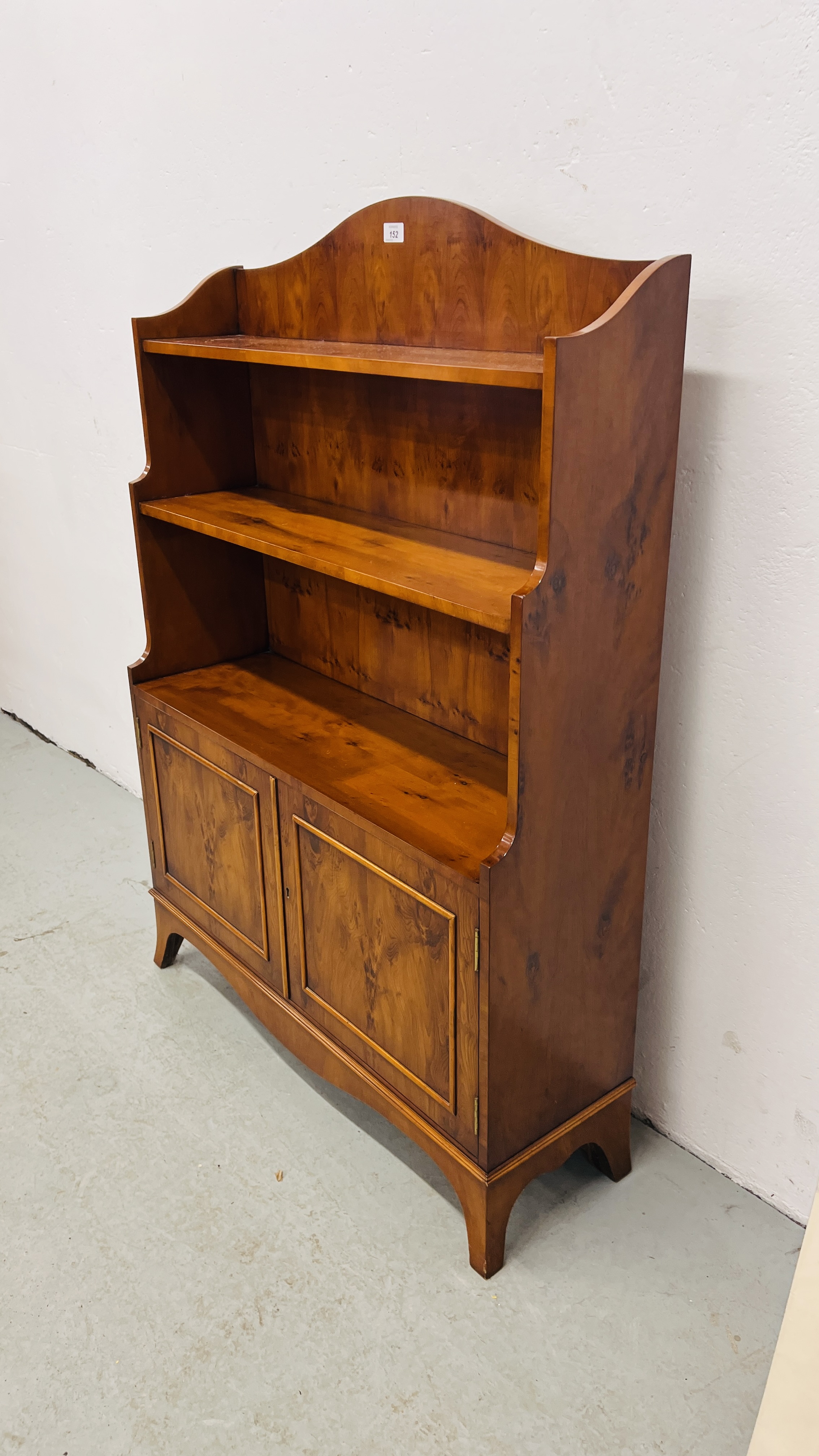 A GOOD QUALITY REPRODUCTION YEW WOOD FINISH BOOKSHELF WITH CABINET TO BASE WIDTH 85CM. DEPTH 27CM. - Image 2 of 5