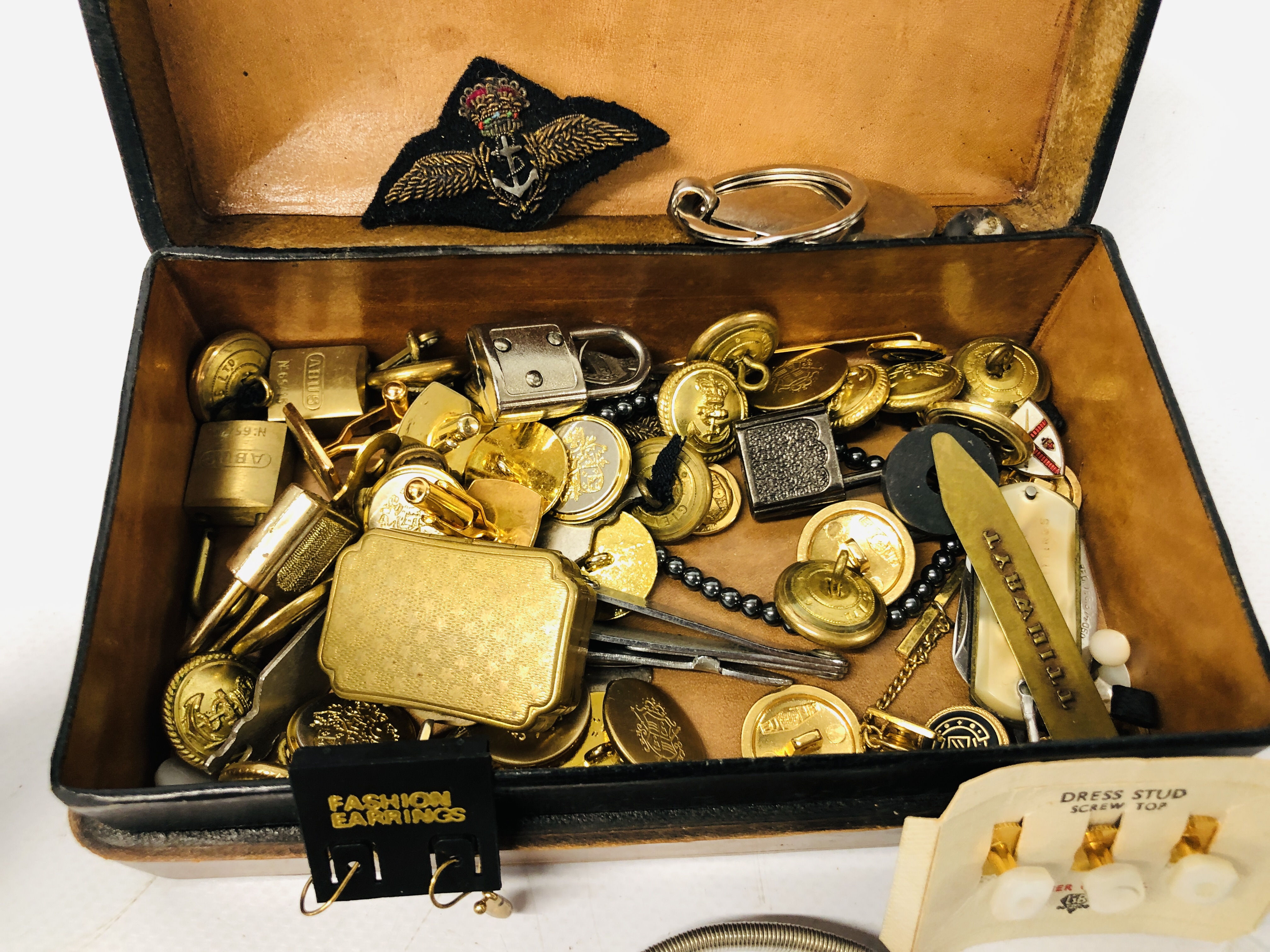 A LEATHERED BOX CONTAINING VARIOUS BUTTONS, CUFF LINKS TO INCLUDE ROLLS ROYCE, BOSSONS WHISTLE, - Image 5 of 7