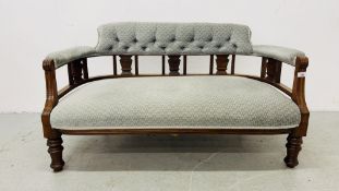 AN EDWARDAIN OAK COMPANION COUCH UPHOLSTERED IN PASTEL BLUE