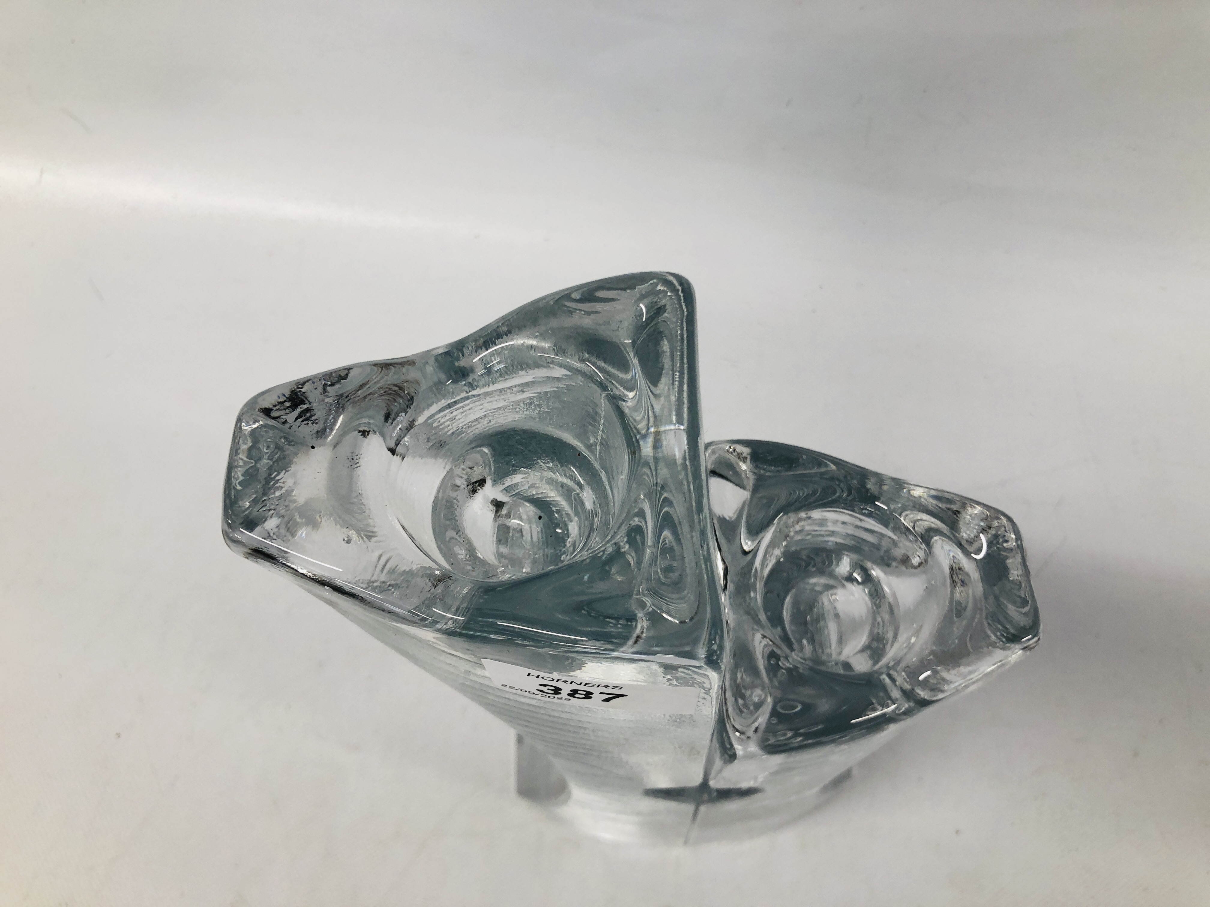 A KIELL ENTMAN "HEARTS ENTWINED" GLASS TEALIGHT SCULPTURE HEIGHT 30CM. - Image 2 of 6