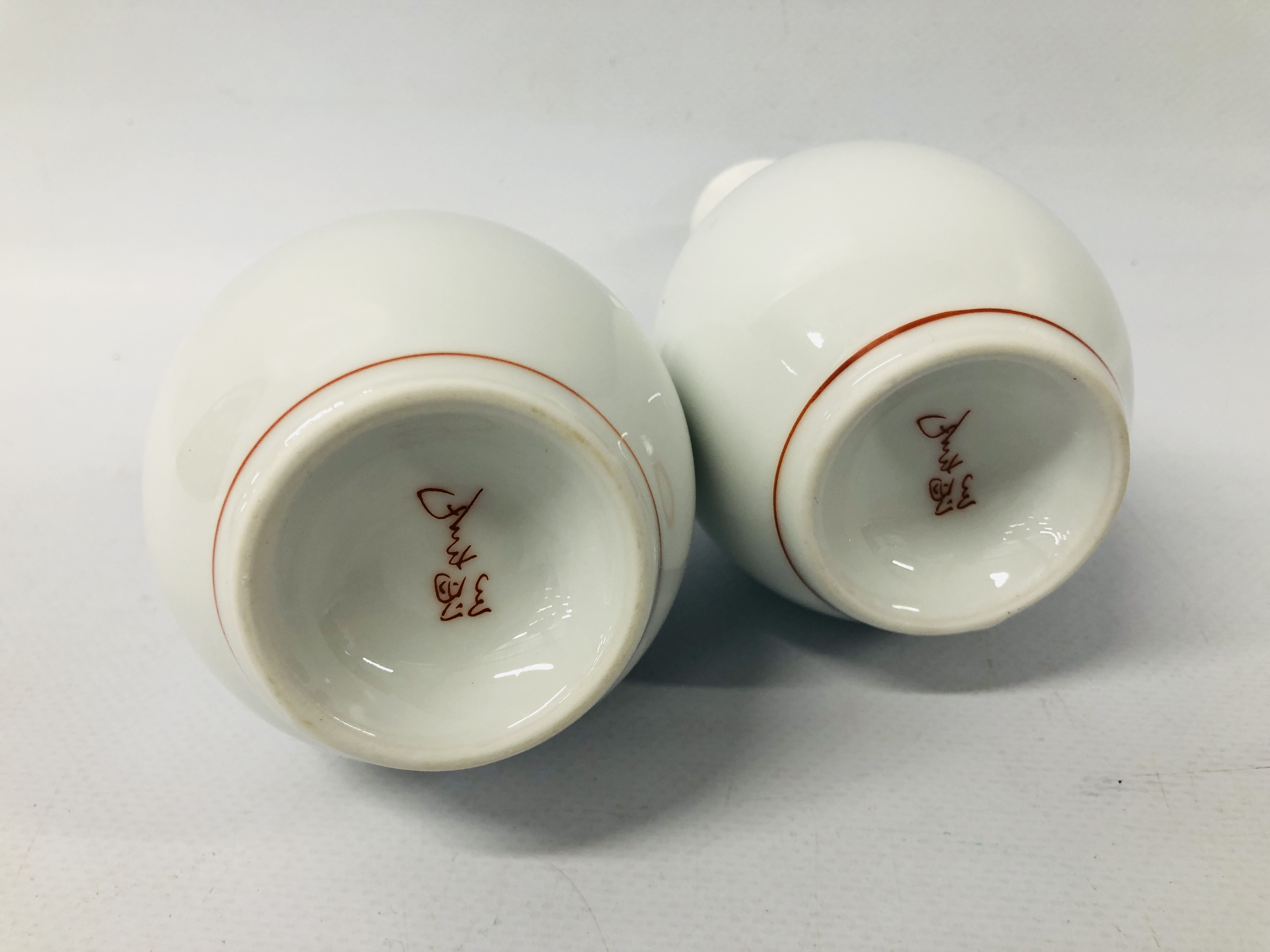 FINE 20TH CENTURY JAPANESE KAKIEMON SAKE SET COMPRISING TWO FLASKS AND FIVE CUPS IN ORIGINAL BOX. - Image 4 of 6