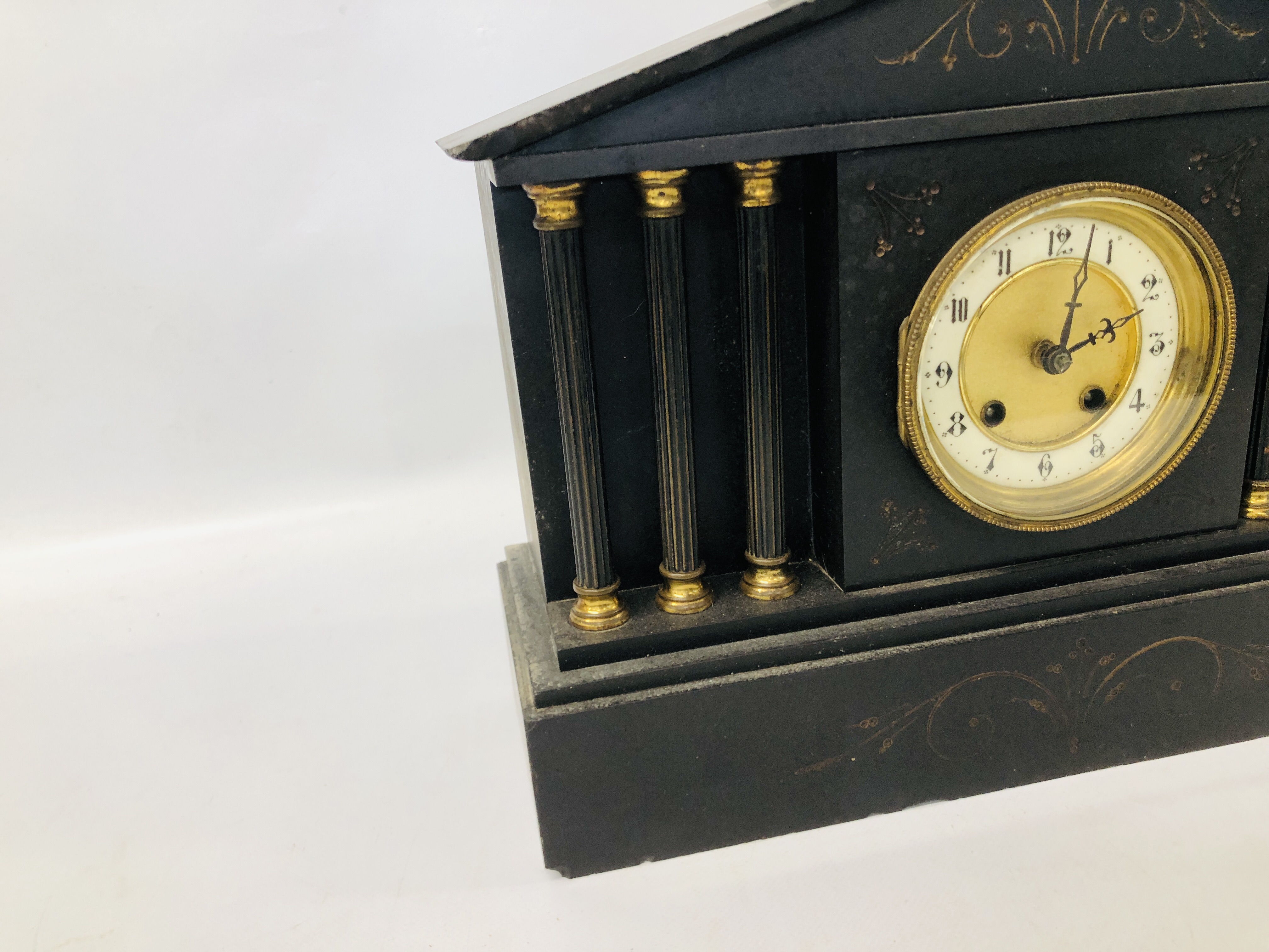 AN ANTIQUE SLATE MANTEL CLOCK WITH COLUMN SUPPORT AND ENAMELLED DIAL WITH PENDULUM (NOT CURRENTLY - Image 4 of 9