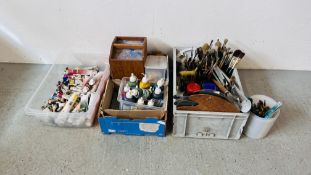 AN EXTENSIVE COLLECTION OF ARTIST'S EQUIPMENT TO INCLUDE MANY BRUSHES AND PAINTS, ETC.