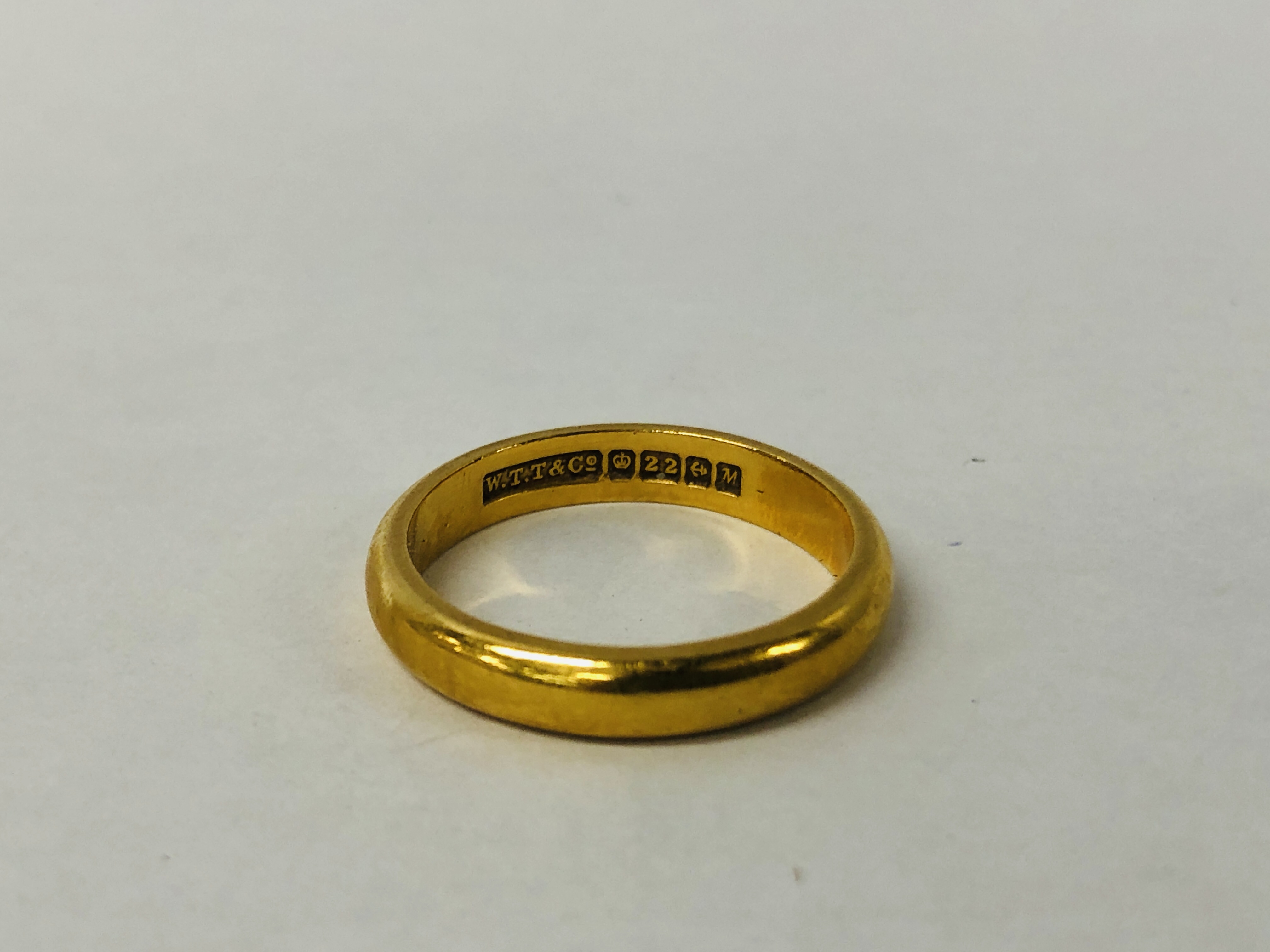 A 22CT GOLD WEDDING BAND. - Image 3 of 6