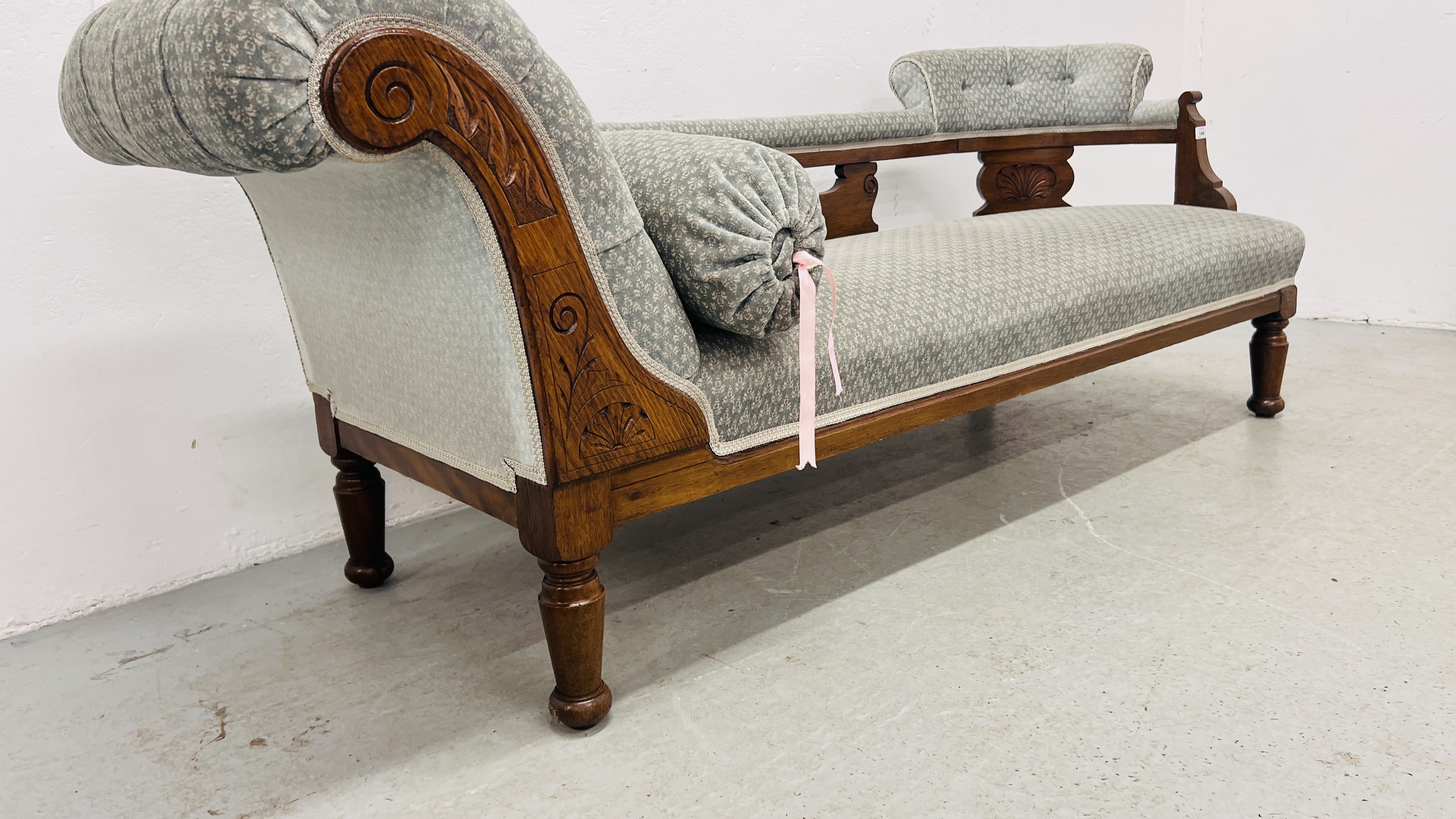 AN EDWARDIAN OAK CHAISE LONGUE UPHOLSTERED IN PASTEL BLUE - Image 8 of 8