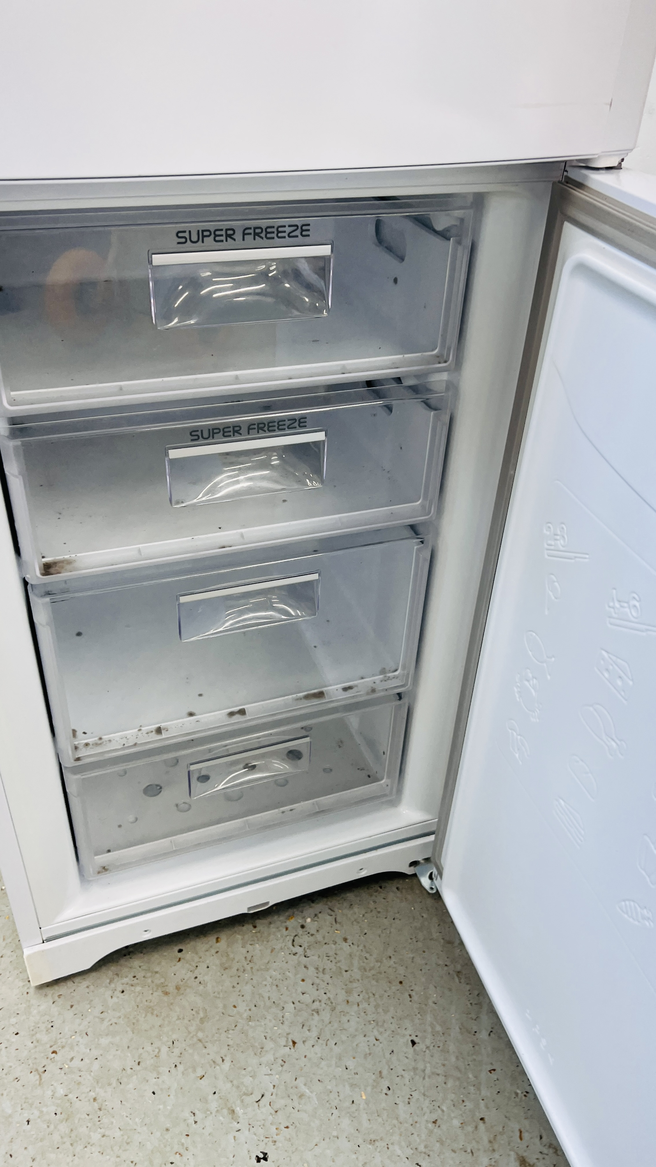A HOTPOINT FRIDGE FREEZER WITH STAINLESS FINISH HANDLES - SOLD AS SEEN - Image 10 of 10