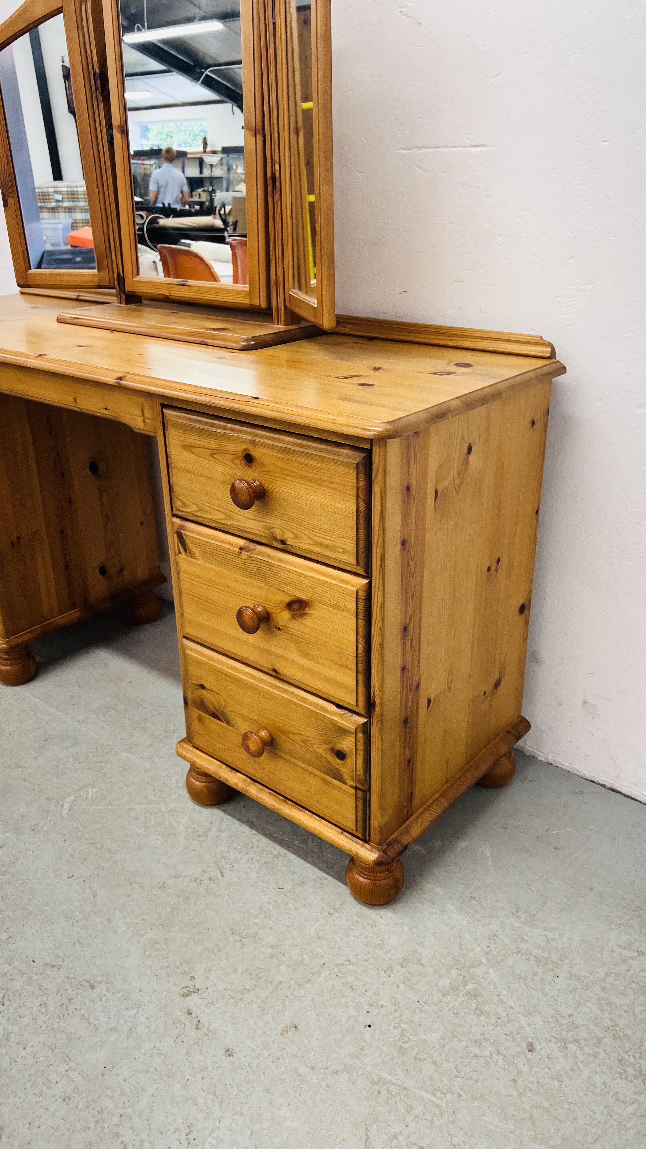 A GOOD QUALITY HONEY PINE SIX DRAWER DRESSING TABLE WITH TRIPLE DRESSING MIRROR WIDTH 143CM. - Image 6 of 8