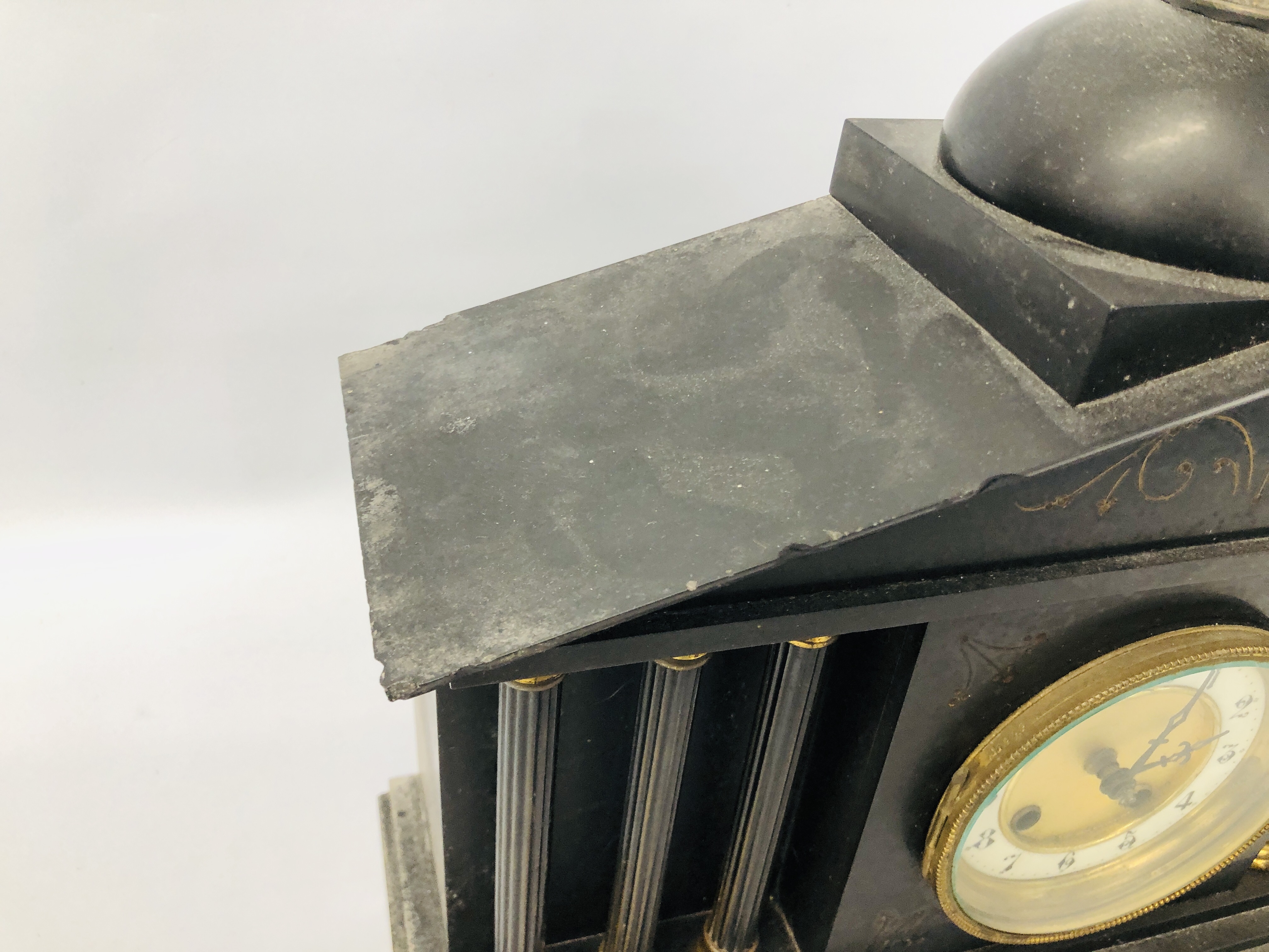 AN ANTIQUE SLATE MANTEL CLOCK WITH COLUMN SUPPORT AND ENAMELLED DIAL WITH PENDULUM (NOT CURRENTLY - Image 7 of 9