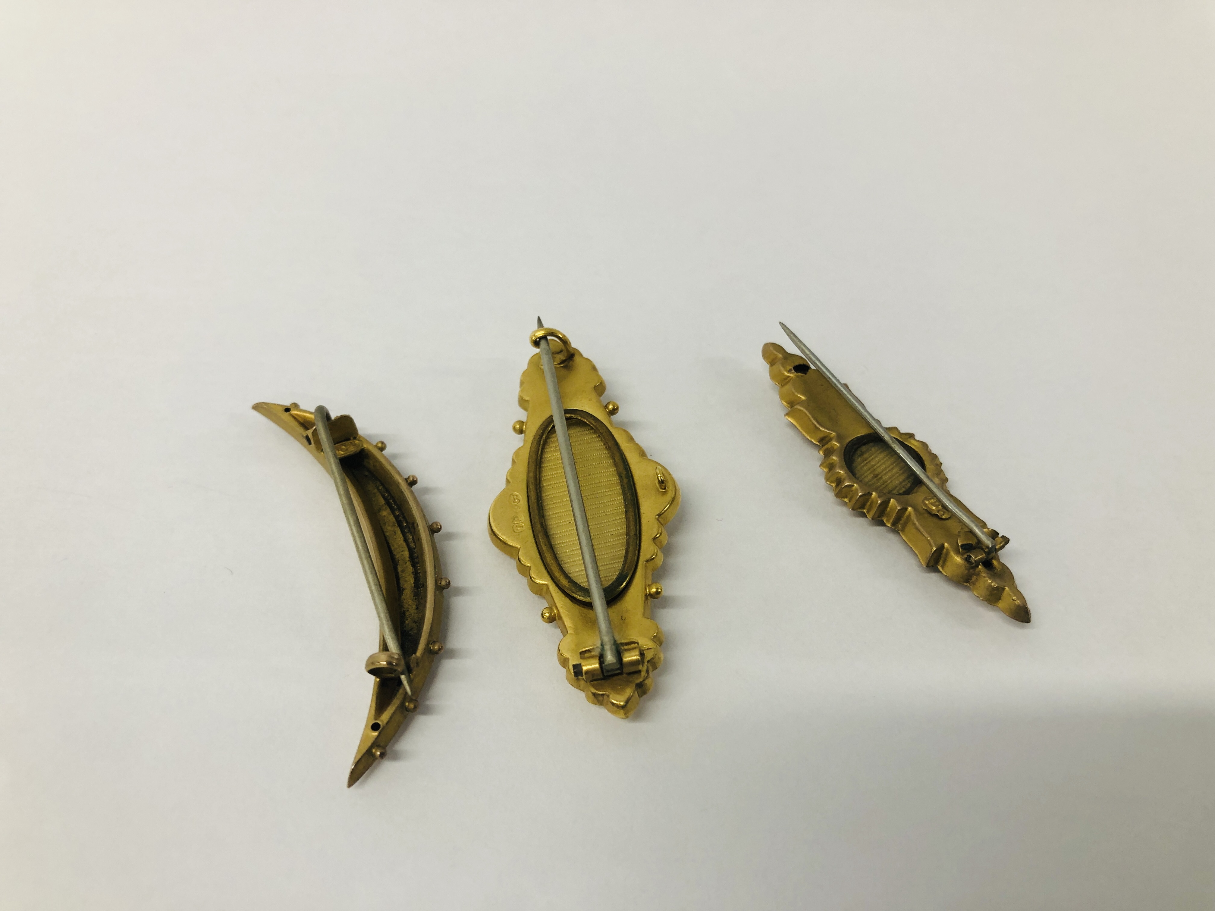 THREE VICTORIAN 9CT GOLD BROOCHES A/F TO INCLUDE DIAMOND SET CRESCENT SHAPE. - Image 5 of 8