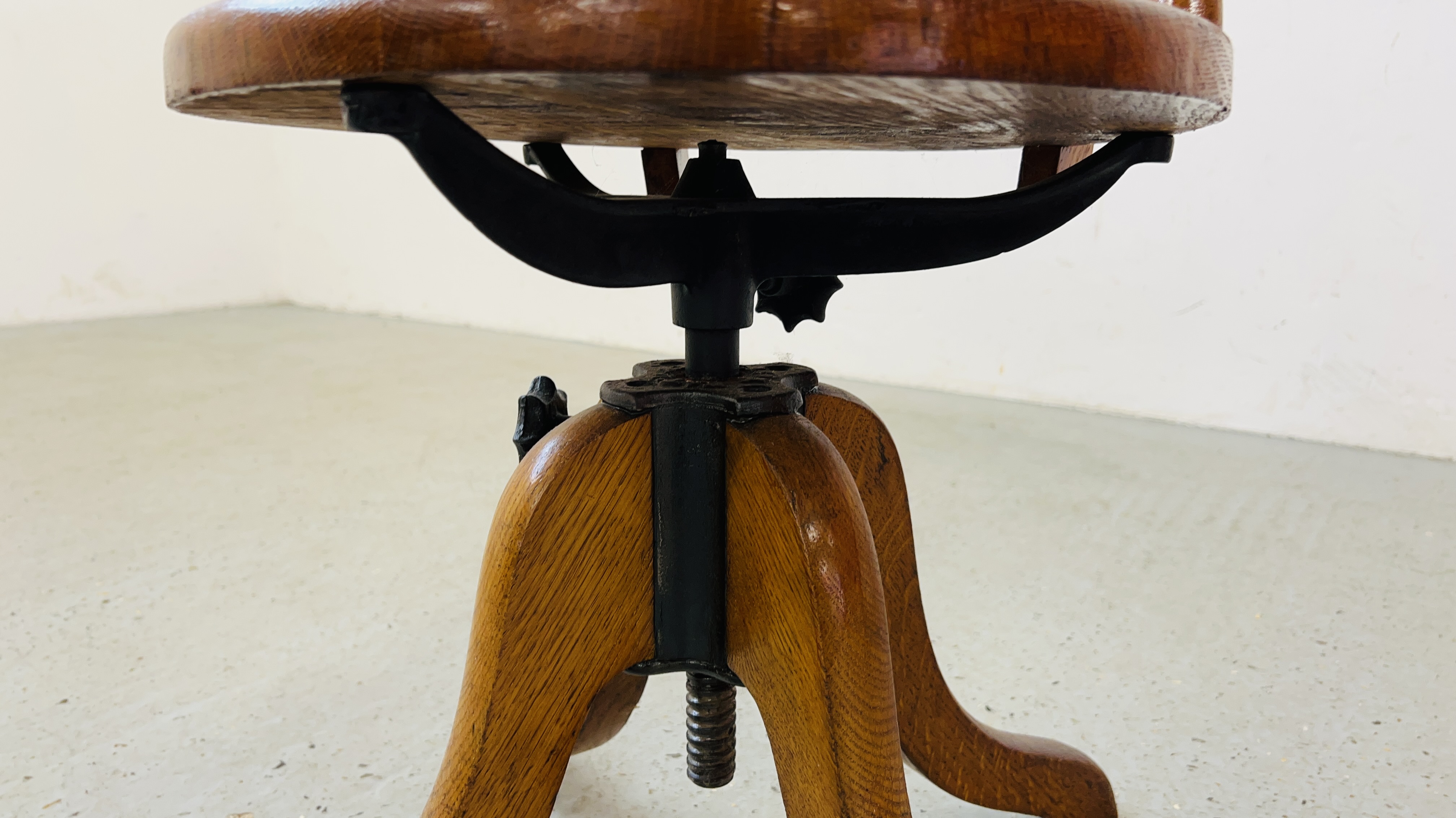 ANTIQUE OAK REVOLVING STICK BACK OFFICE CHAIR. - Image 4 of 6