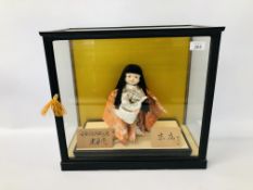 A CASED JAPANESE COLLECTORS DOLL DRESSED IN SILK KIMONO CASE W 44.5CM, D 24.5CM, H 41CM.