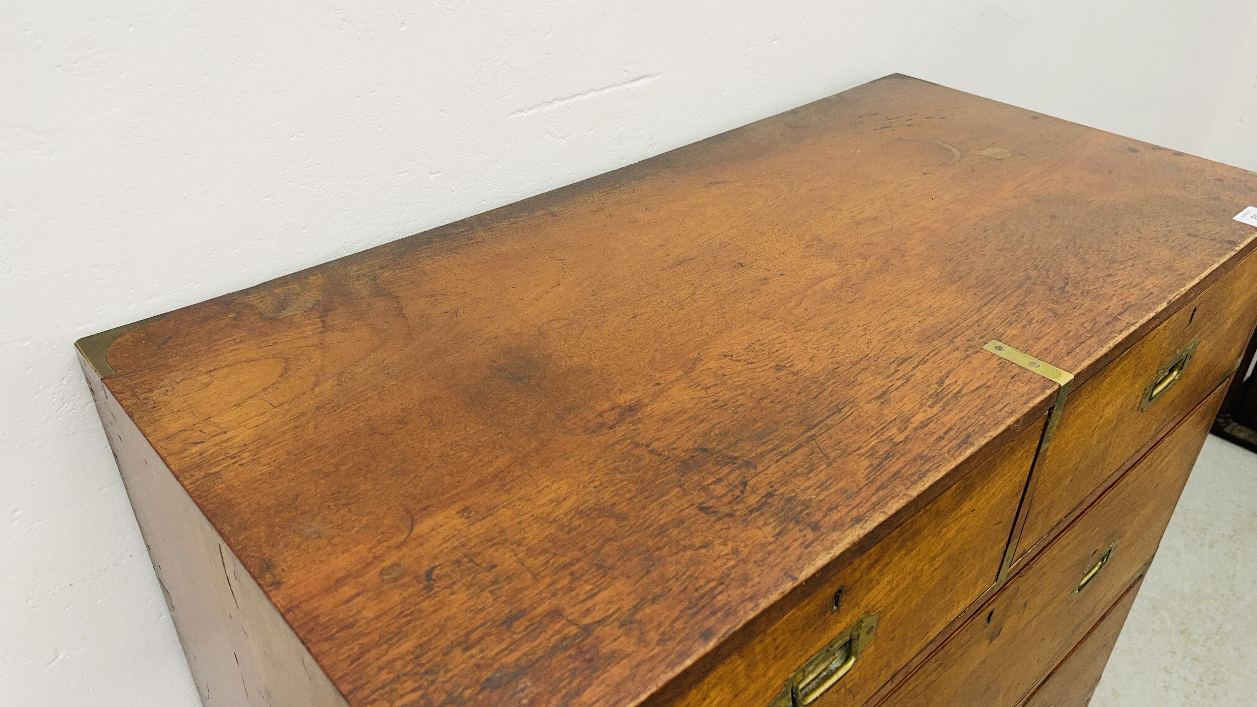 ANTIQUE MAHOGANY TWO OVER THREE CAMPAIGN CHEST ON BUN FEET WITH BRASS HANDLES AND BANDING BEARING - Image 6 of 15