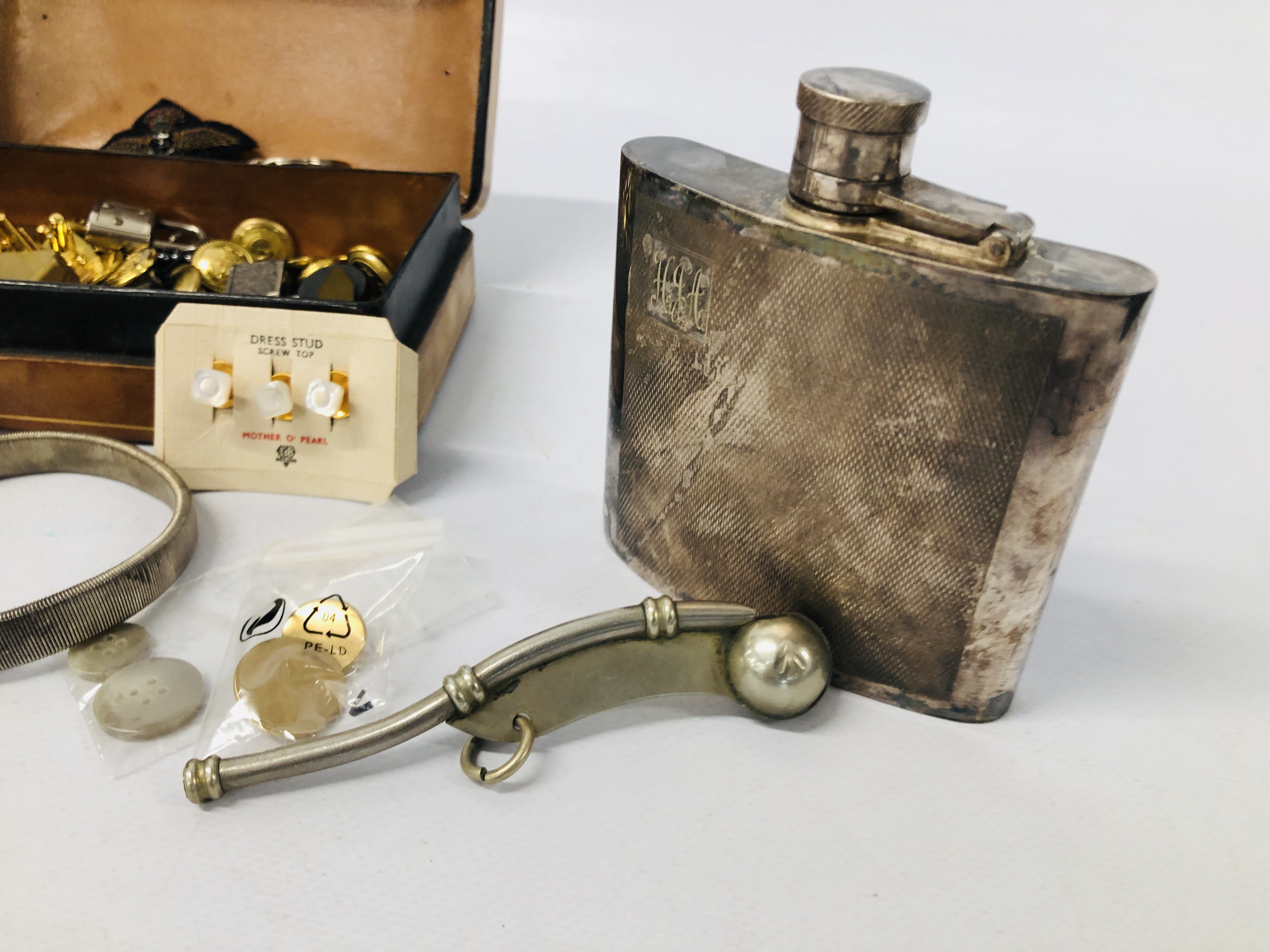 A LEATHERED BOX CONTAINING VARIOUS BUTTONS, CUFF LINKS TO INCLUDE ROLLS ROYCE, BOSSONS WHISTLE, - Image 4 of 7