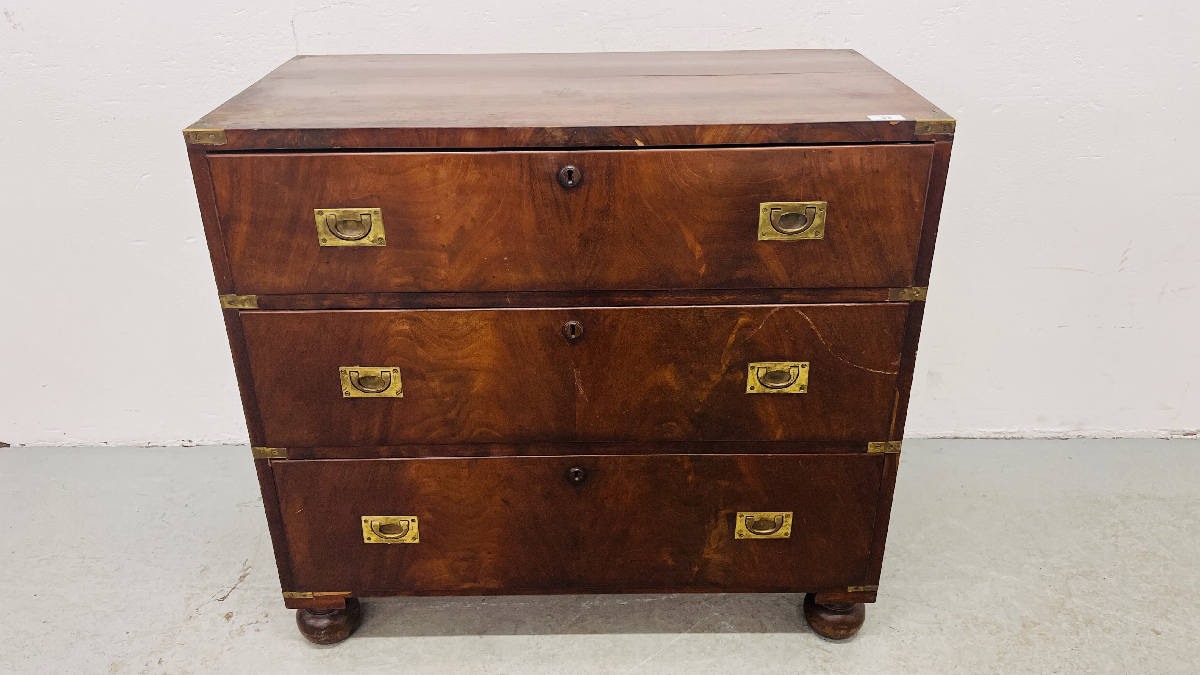 AN ANTIQUE MAHOGANY THREE DRAWER CAMPAIGN CHEST WITH BRASS HANDLES AN BANDING HEIGHT 80CM.