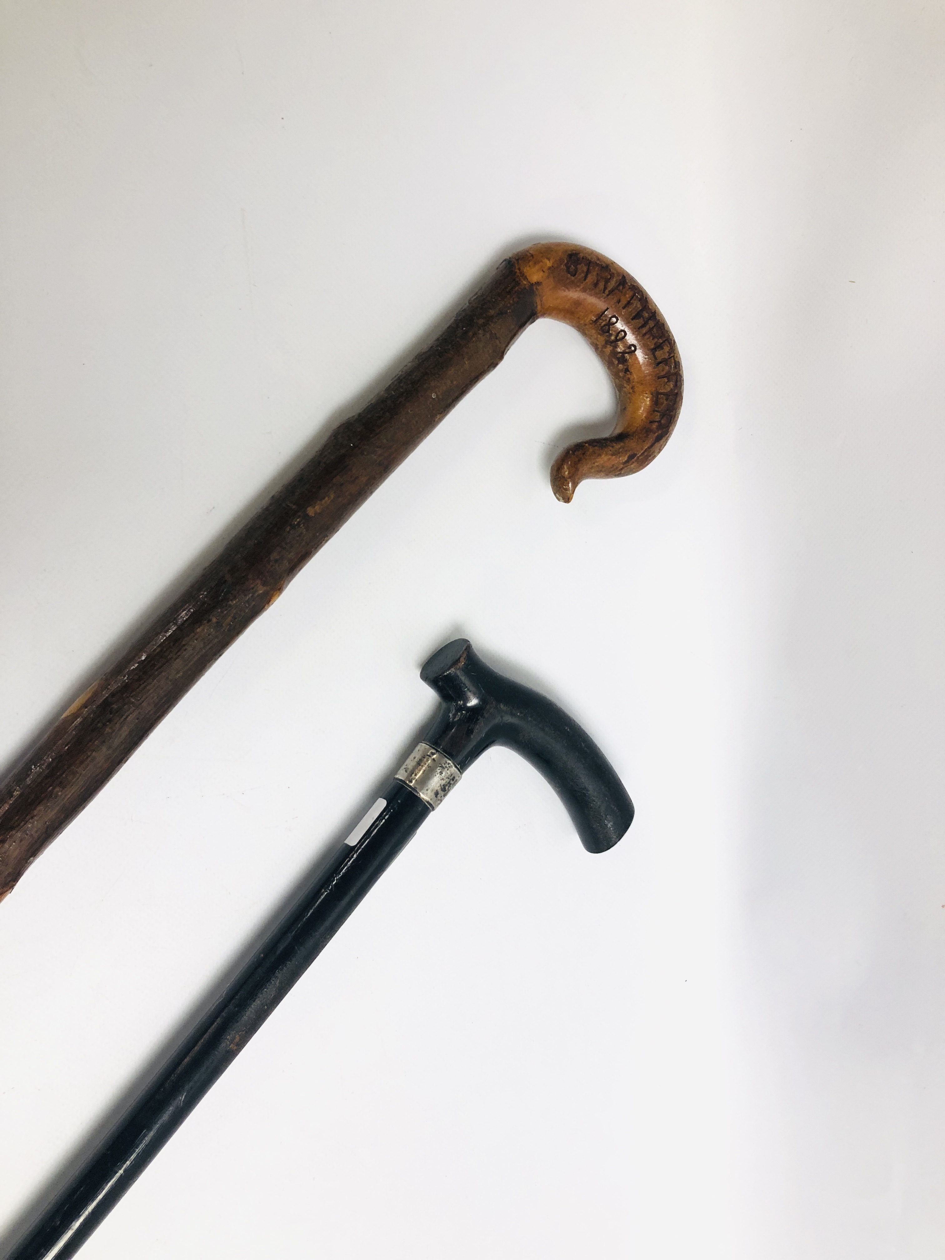 2 WALKING STICKS TO INCLUDE ONE WITH SILVER BANDED DETAIL AND SHEPHERDS CROOK STYLE