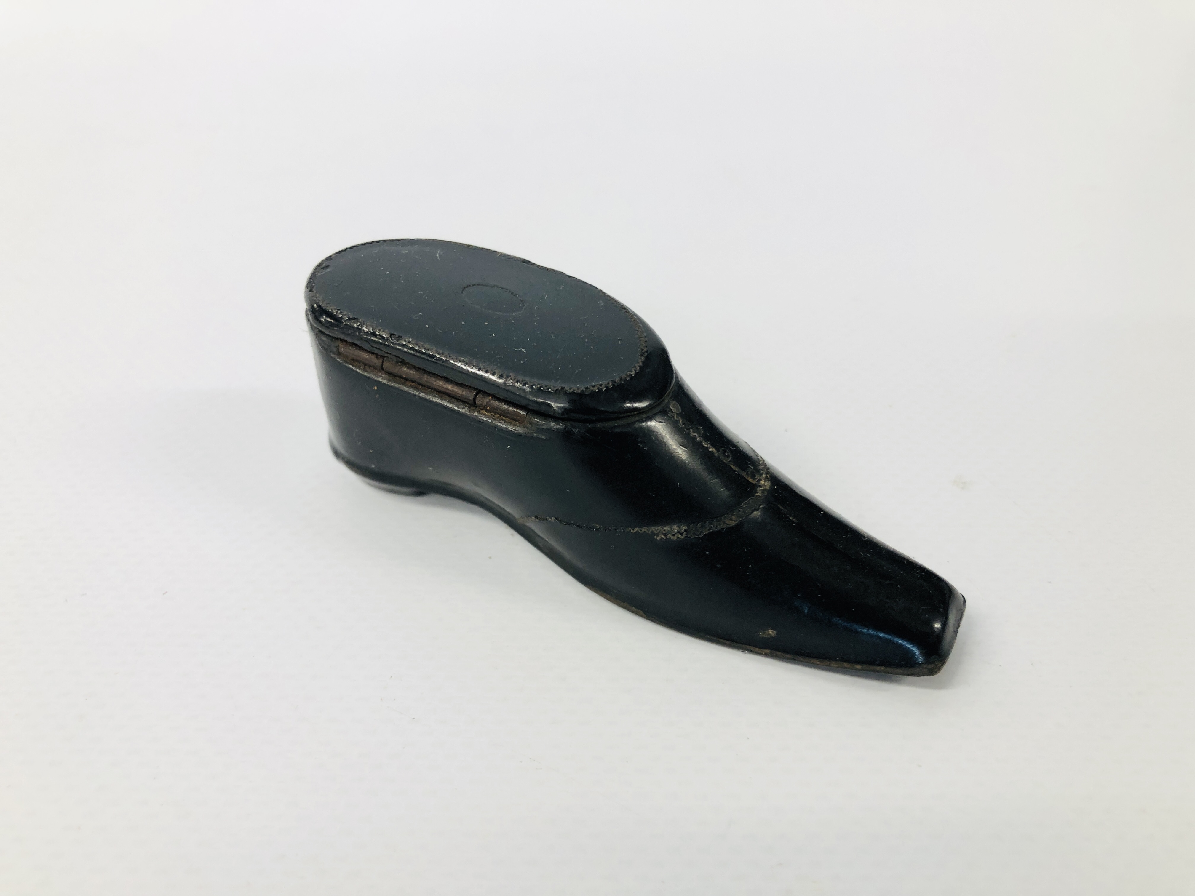 PAIR OF VINTAGE SNUFF SHOES TO INCLUDE ONE BRASS AND ONE BLACK LACQUERED - Image 8 of 9