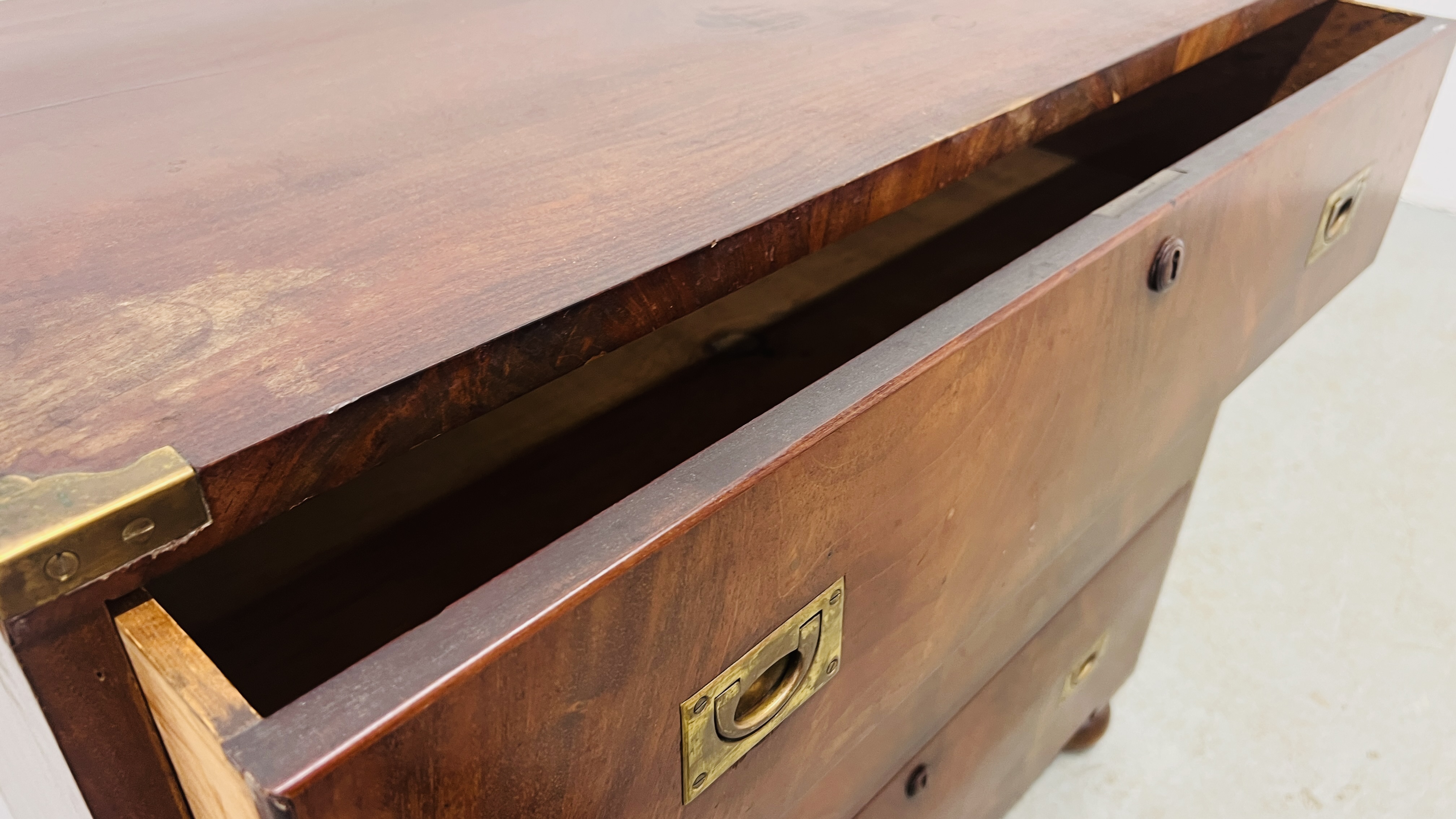 AN ANTIQUE MAHOGANY THREE DRAWER CAMPAIGN CHEST WITH BRASS HANDLES AN BANDING HEIGHT 80CM. - Image 6 of 7