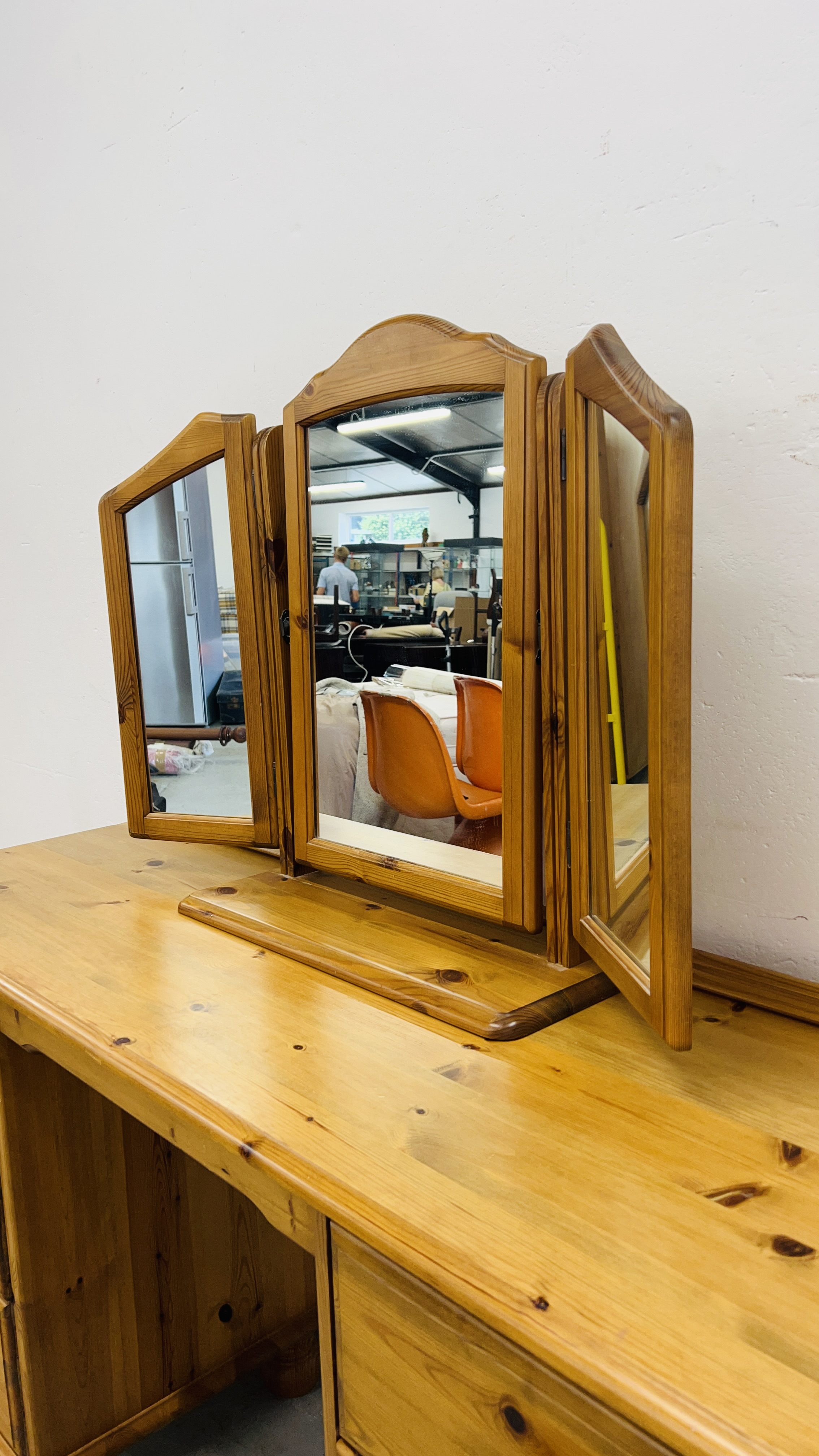 A GOOD QUALITY HONEY PINE SIX DRAWER DRESSING TABLE WITH TRIPLE DRESSING MIRROR WIDTH 143CM. - Image 7 of 8