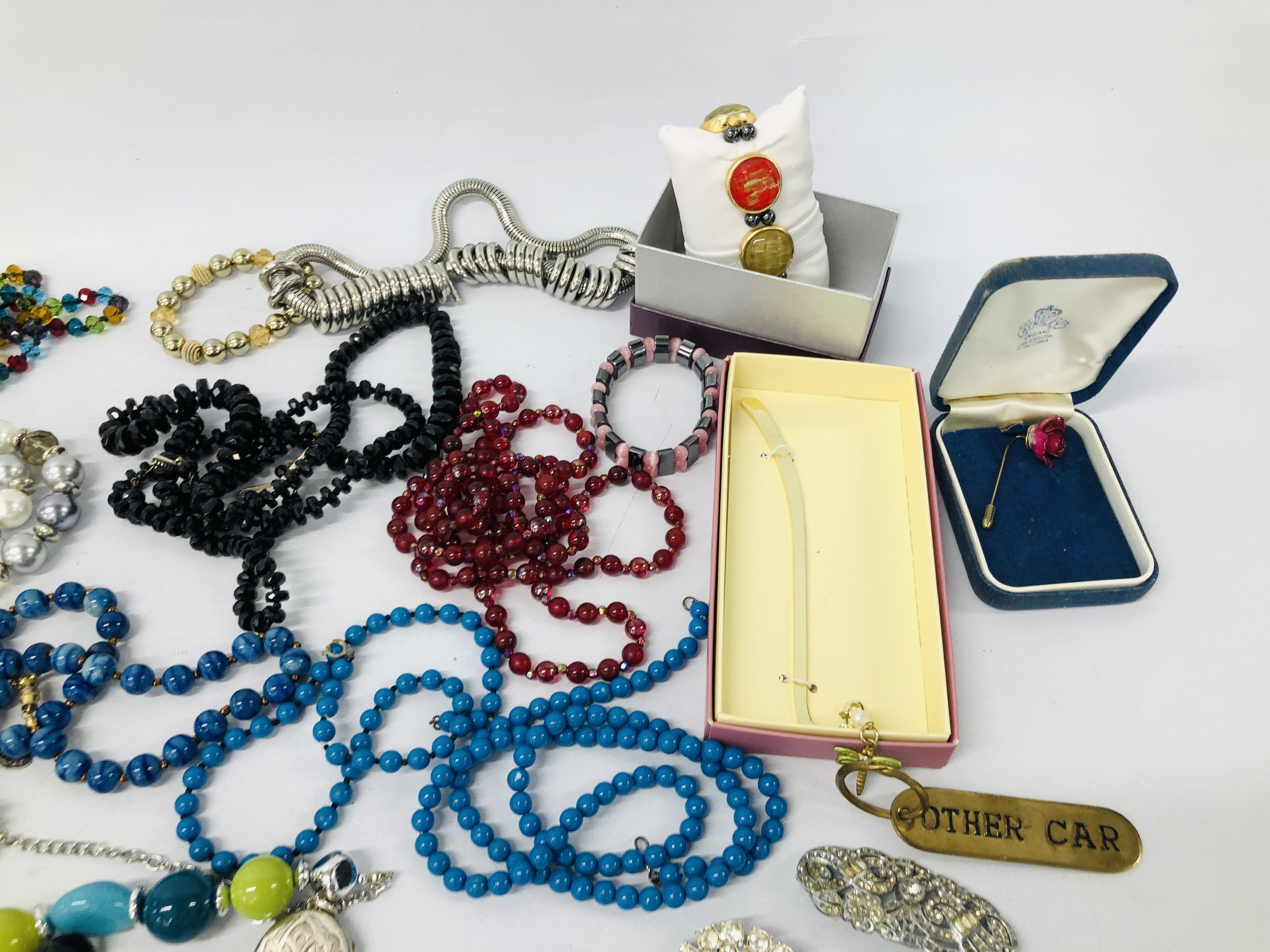 BOX OF ASSORTED MIXED COSTUME JEWELLERY TO INCLUDE BEADS, COMPACTS, ETC. - Image 2 of 7