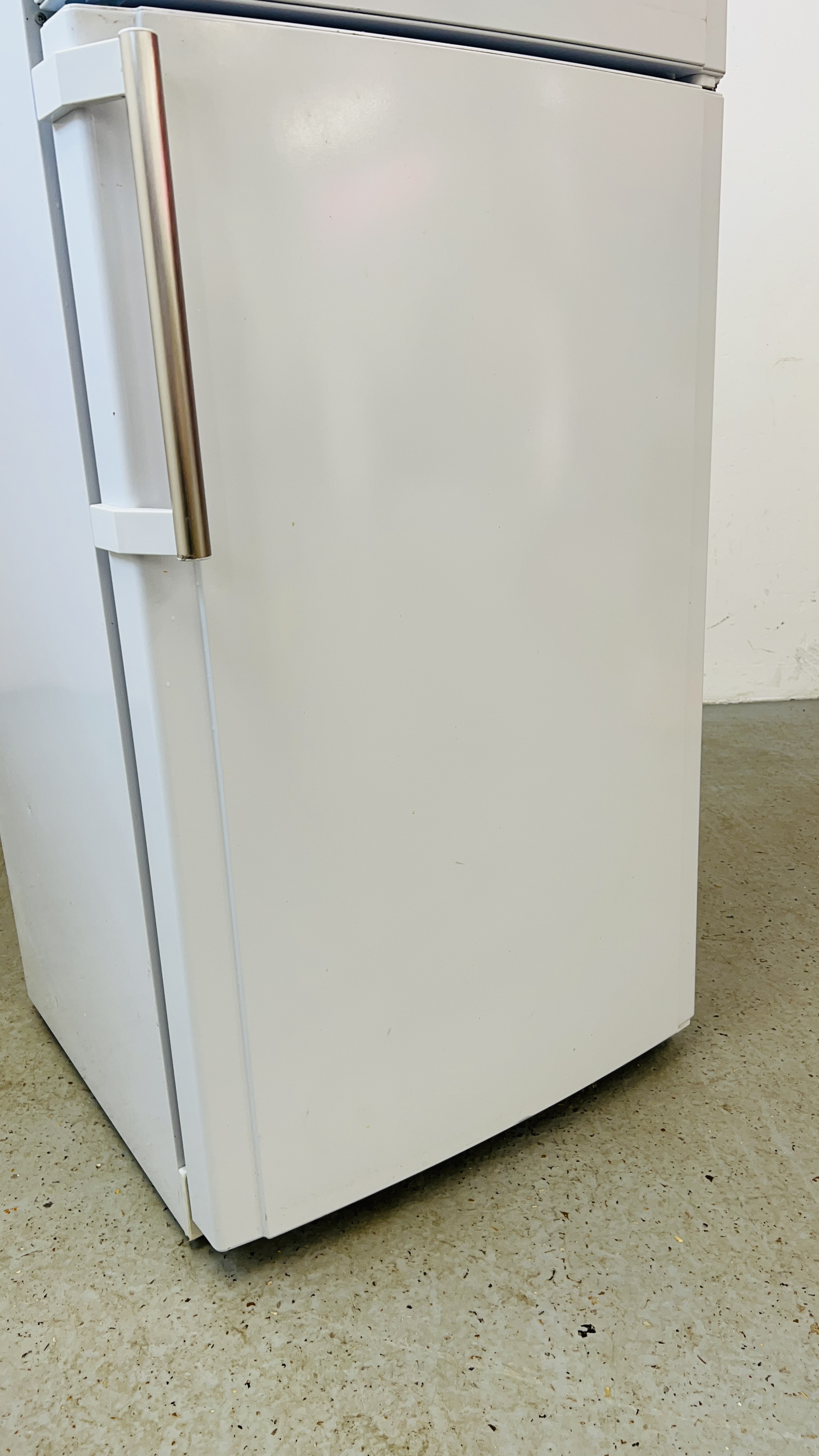 A HOTPOINT FRIDGE FREEZER WITH STAINLESS FINISH HANDLES - SOLD AS SEEN - Image 3 of 10