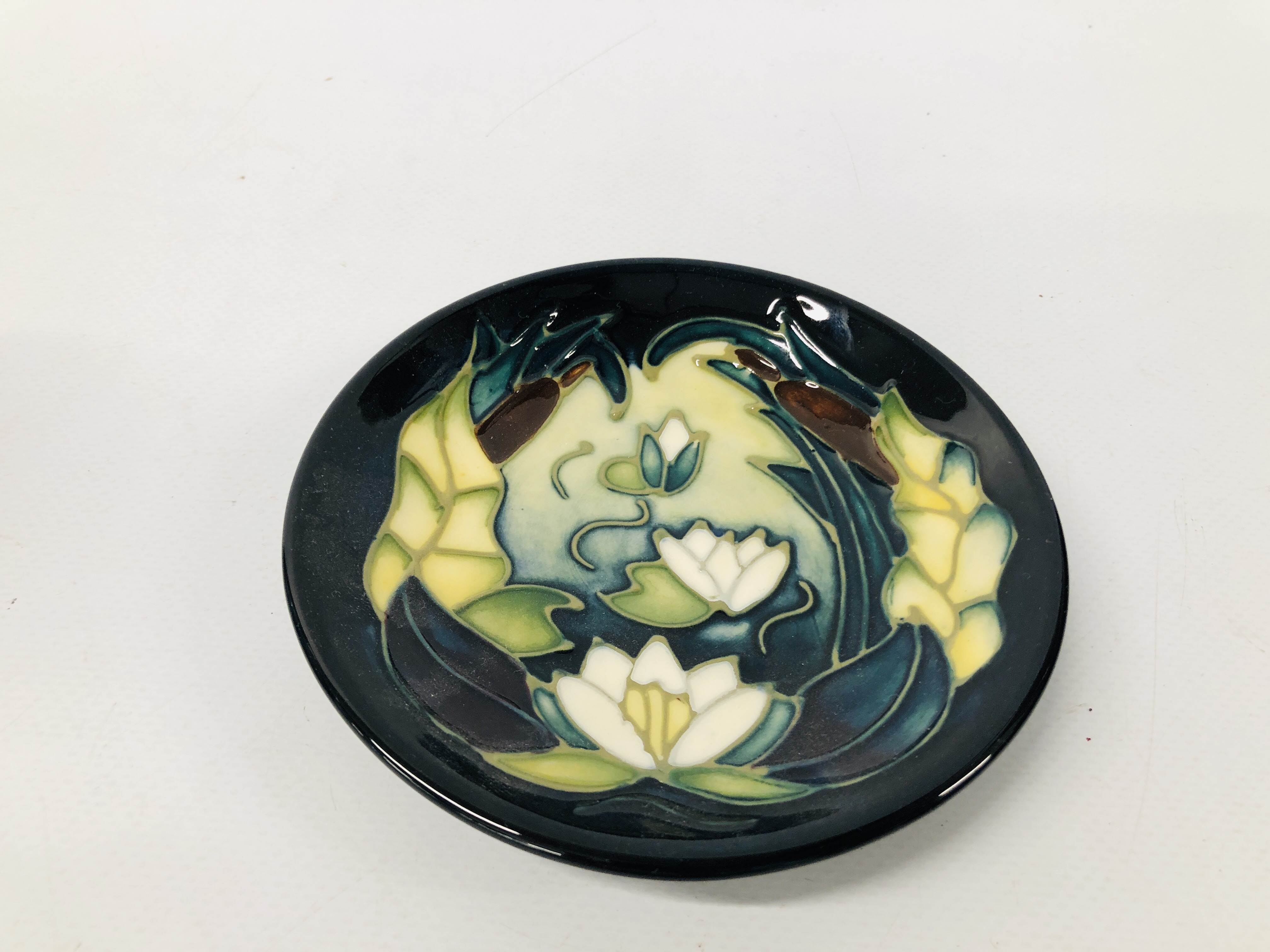 A MOORCROFT VASE, LAMIA PATTERN DATED 95 BEARING MAKERS INITIALS JH AND ST (HEIGHT 14CM. - Image 2 of 9