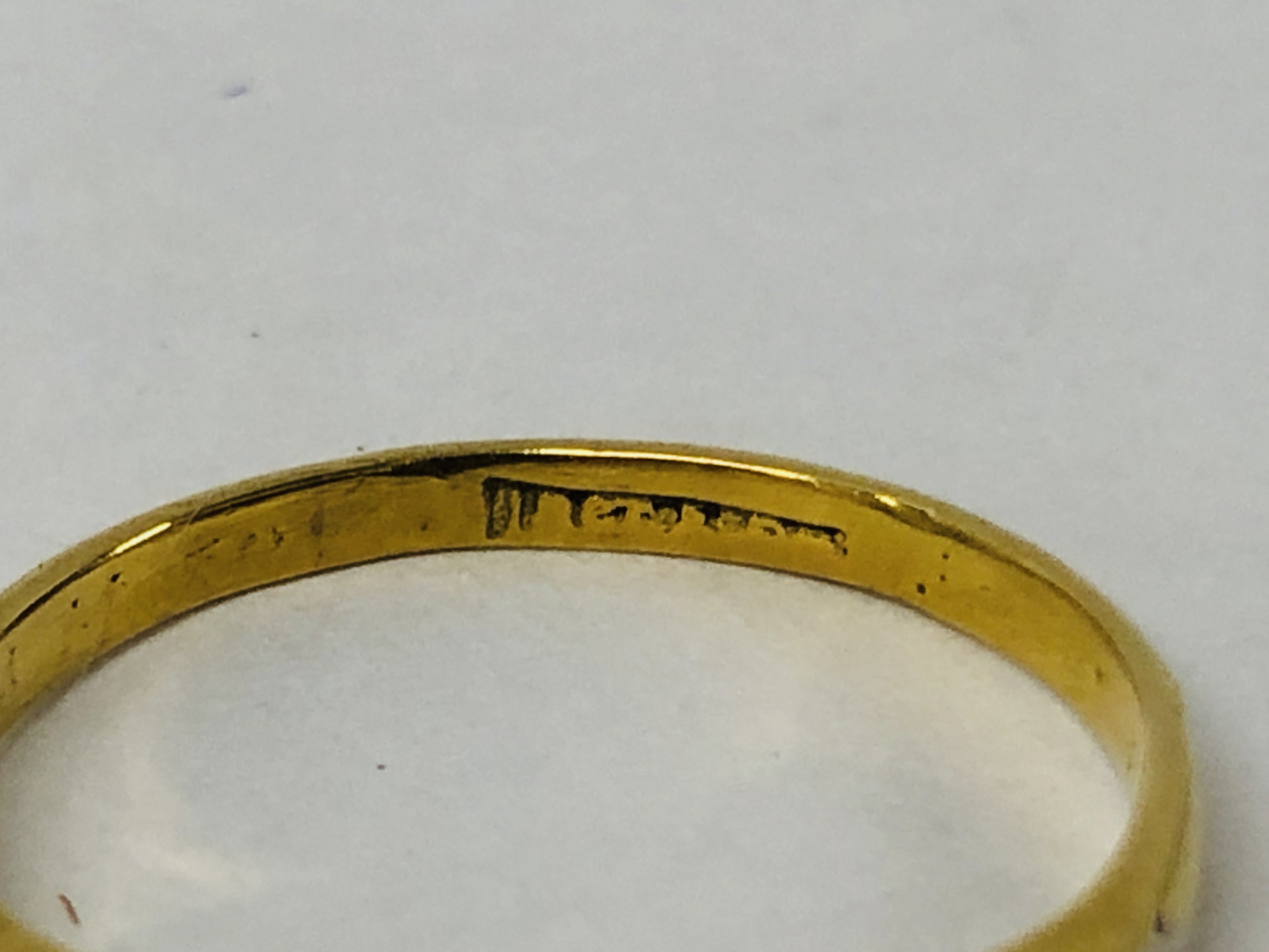 AN 18CT GOLD THREE STONE DIAMOND RING. - Image 8 of 10