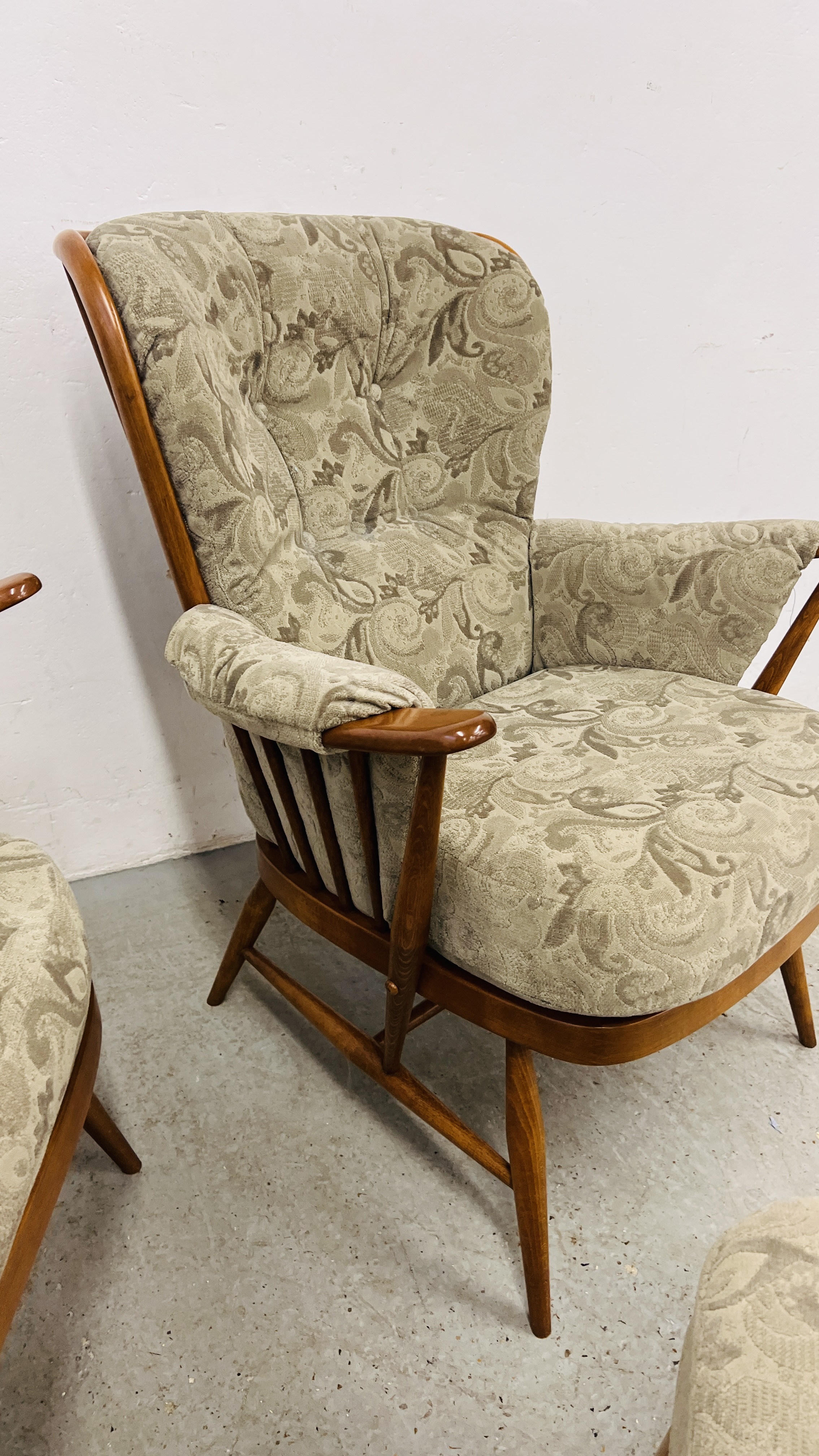 AN ERCOL "GOLDEN DAWN" FINISH COTTAGE THREE PIECE LOUNGE SUITE WITH MATCHING FOOTSTOOL - TRADE ONLY. - Image 9 of 11