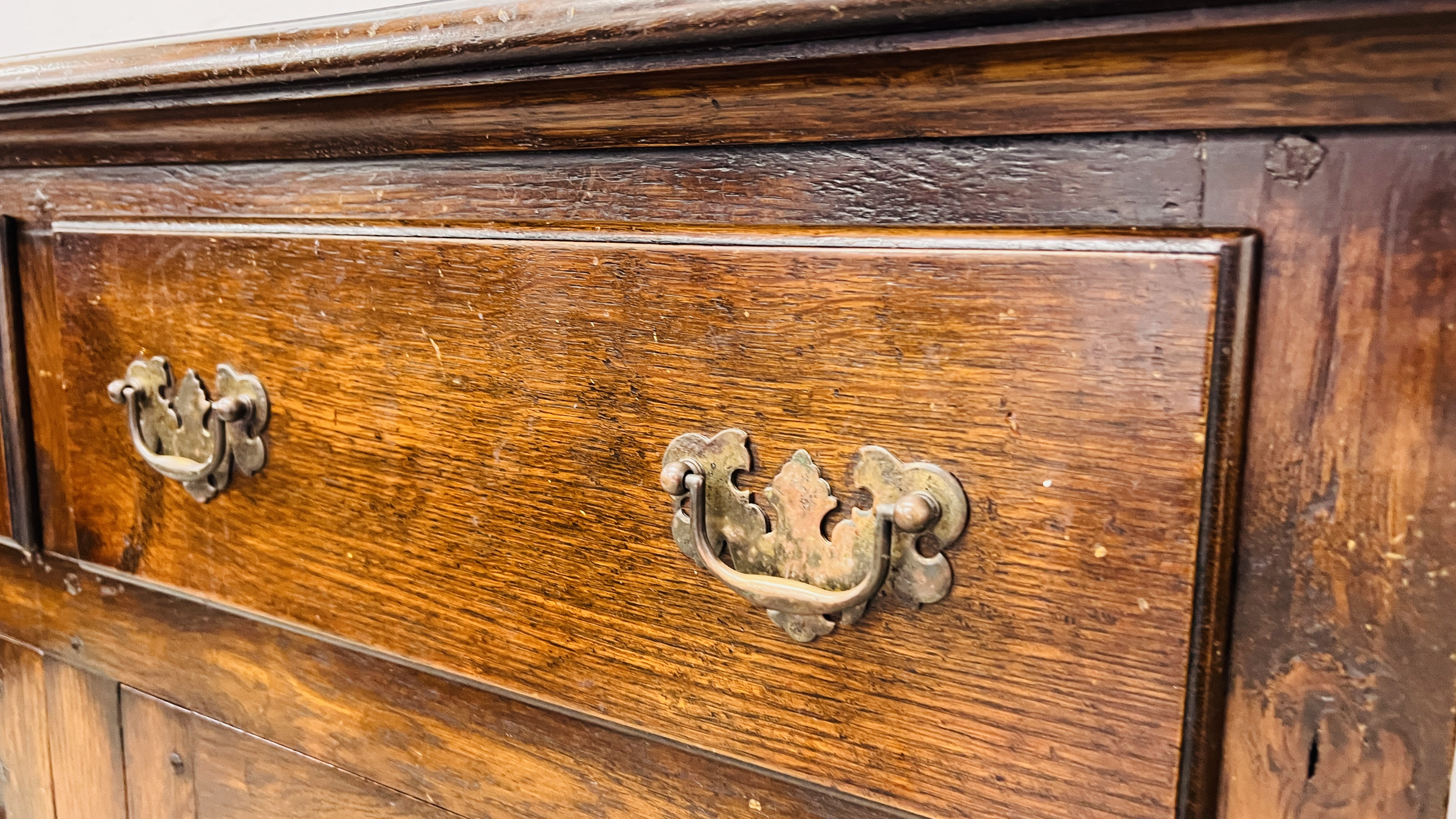 A GOOD QUALITY OAK TWO DRAWER TWO DOOR SIDEBOARD HEIGHT 84CM. WIDTH 112CM. DEPTH 46CM. - Image 5 of 11