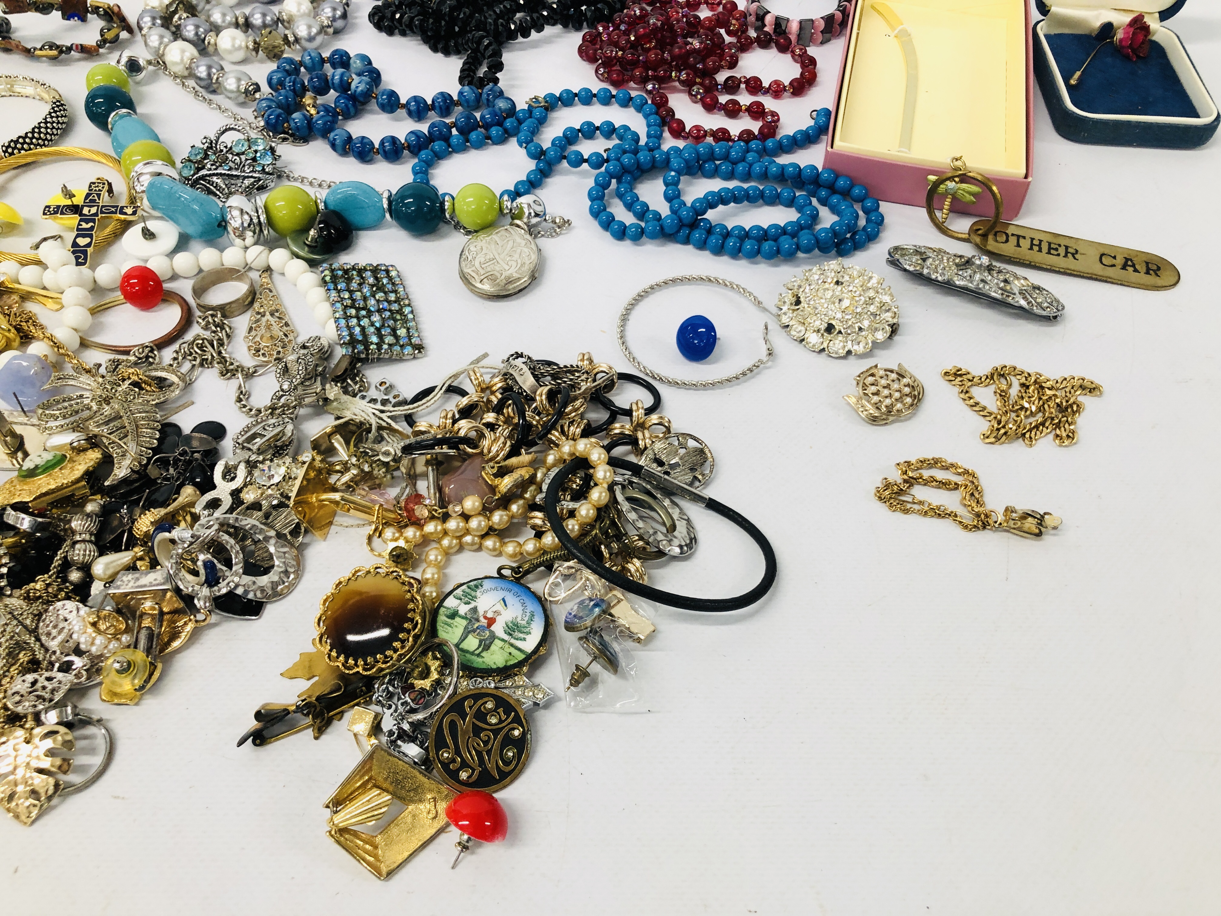 BOX OF ASSORTED MIXED COSTUME JEWELLERY TO INCLUDE BEADS, COMPACTS, ETC. - Image 7 of 7