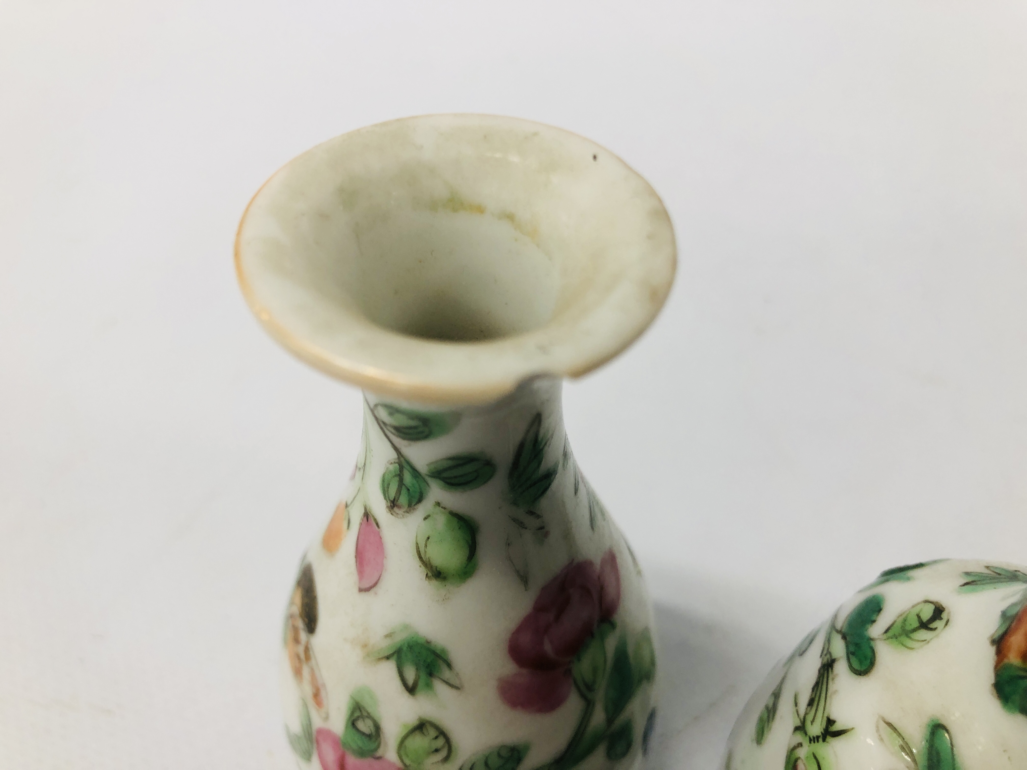 SIX PIECES OF ORIENTAL CERAMICS TO INCLUDE CYLINDRICAL VASE, BALUSTER VASE, - Image 29 of 29