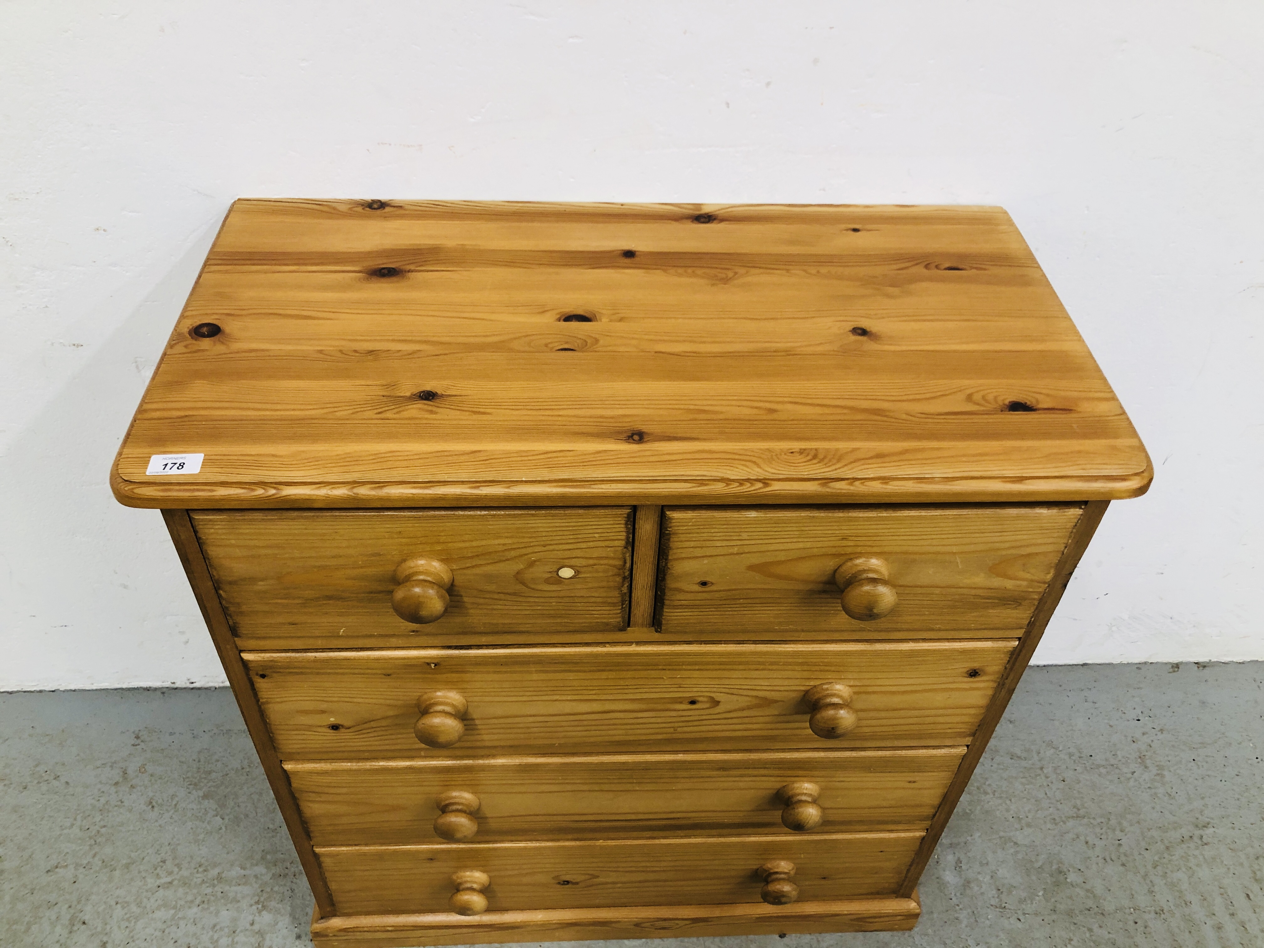 A SMALL SOLID PINE TWO OVER THREE CHEST OF DRAWERS W 82CM, D 42CM, H 86CM. - Image 2 of 6