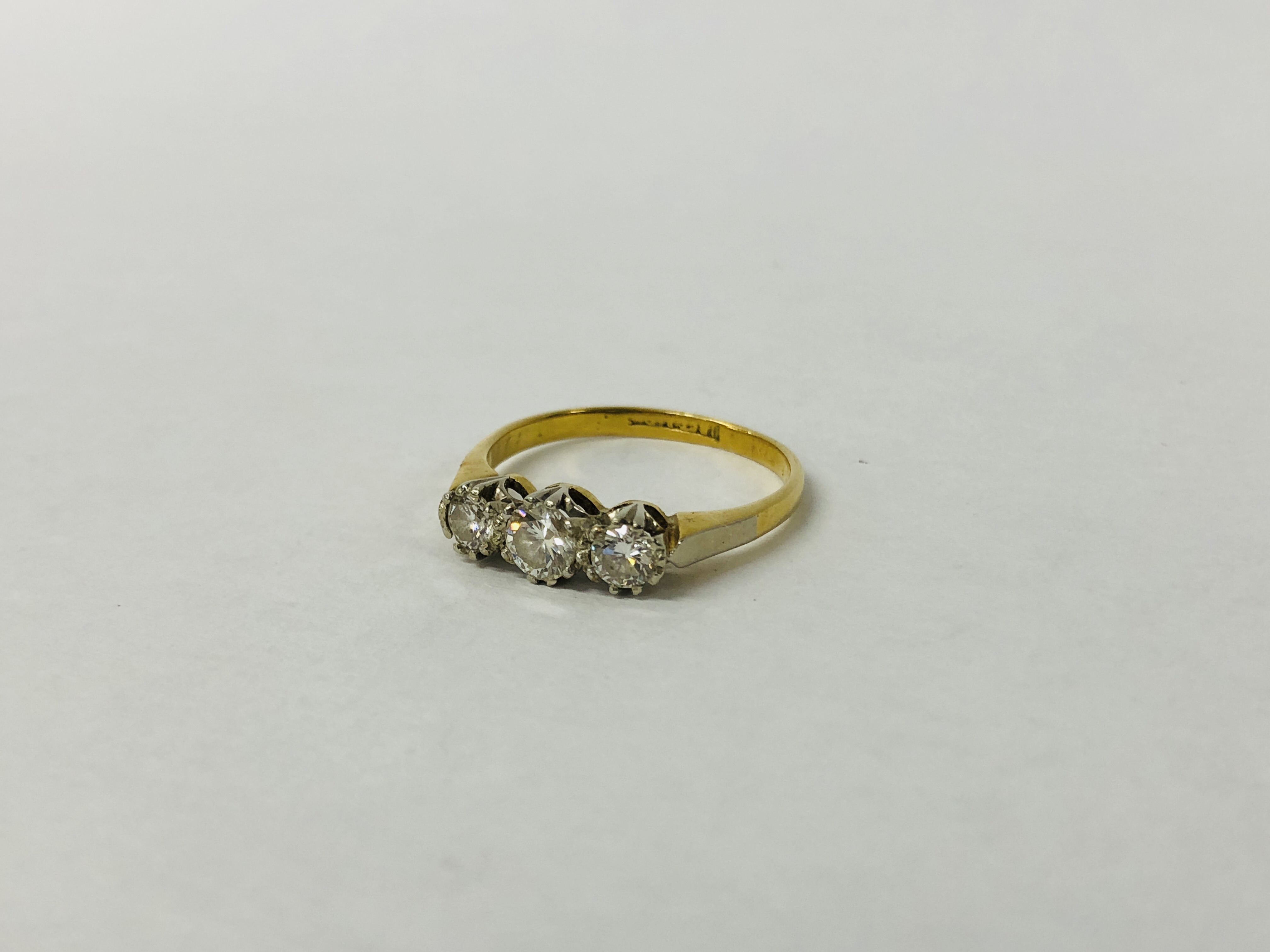 AN 18CT GOLD THREE STONE DIAMOND RING. - Image 2 of 10
